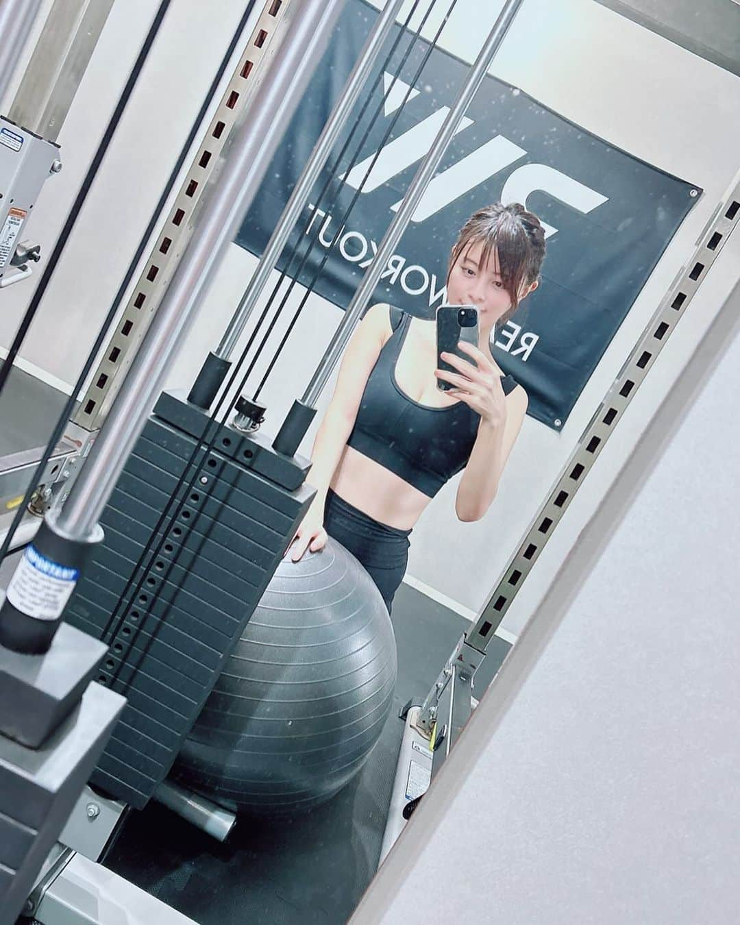 satomiさんのインスタグラム写真 - (satomiInstagram)「🤍🏋🏻‍♂️🍑 ・ 昨日は上半身と腹筋メイン🏋️‍♀️ 上半身は全て苦手です笑♡ でも頑張る！！ ・ 🏋️‍♀️→ @ryuji.rw  📍→@realworkout_ginza ・ いつもありがとうございます🙇‍♀️ ・ #パーソナルジム  #パーソナルトレーニング  #ダイエット  #gym  #トレーナー  #美容  #産後ダイエット  #美意識  #エステ  #diet  #健康  #美肌  #痩せたい  #ウォーキング  #beauty  #女子力  #スキンケア  #糖質制限  #ヨガ」11月23日 20時14分 - saatoomii47