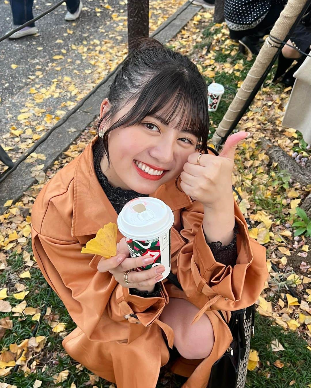 夢花さんのインスタグラム写真 - (夢花Instagram)「今年もいちょう並木行ってきた🍂🧡 すっかり黄色くなってて気温もちょうど良かったしいちょう日和だった〜笑  　  #いちょう並木 #いちょう #銀杏並木 #外苑前 #外苑前いちょう並木 #秋コーデ #秋 #お団子 #お団子ヘア #お団子アレンジ #おだんご #おだんごヘア #トレンチコート #スタバ」11月23日 20時15分 - dreamm_flowerr