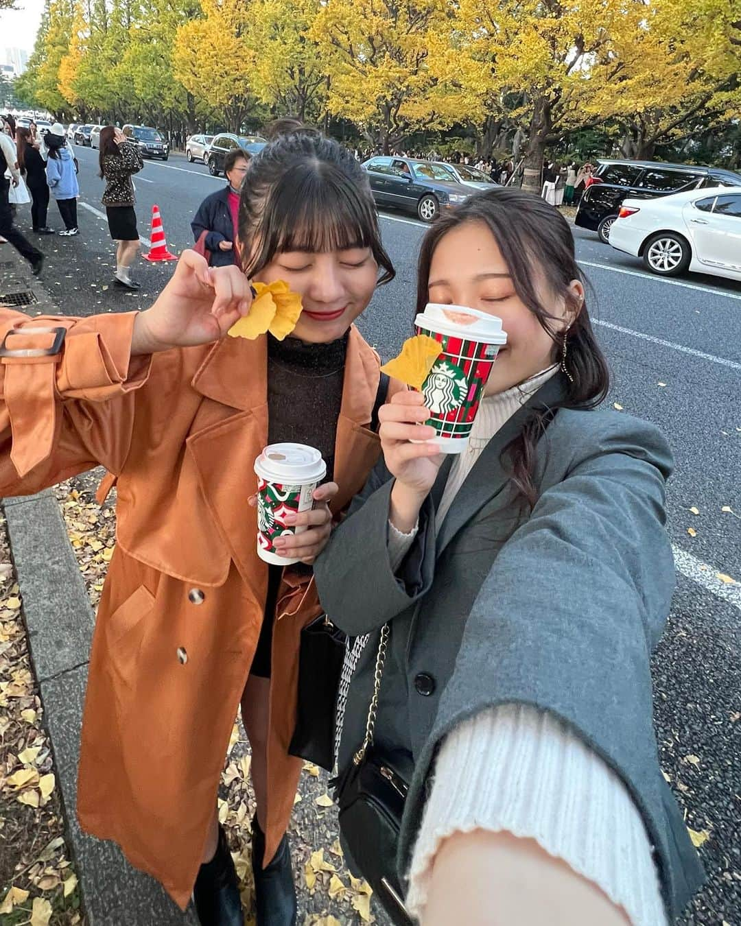 夢花さんのインスタグラム写真 - (夢花Instagram)「今年もいちょう並木行ってきた🍂🧡 すっかり黄色くなってて気温もちょうど良かったしいちょう日和だった〜笑  　  #いちょう並木 #いちょう #銀杏並木 #外苑前 #外苑前いちょう並木 #秋コーデ #秋 #お団子 #お団子ヘア #お団子アレンジ #おだんご #おだんごヘア #トレンチコート #スタバ」11月23日 20時15分 - dreamm_flowerr