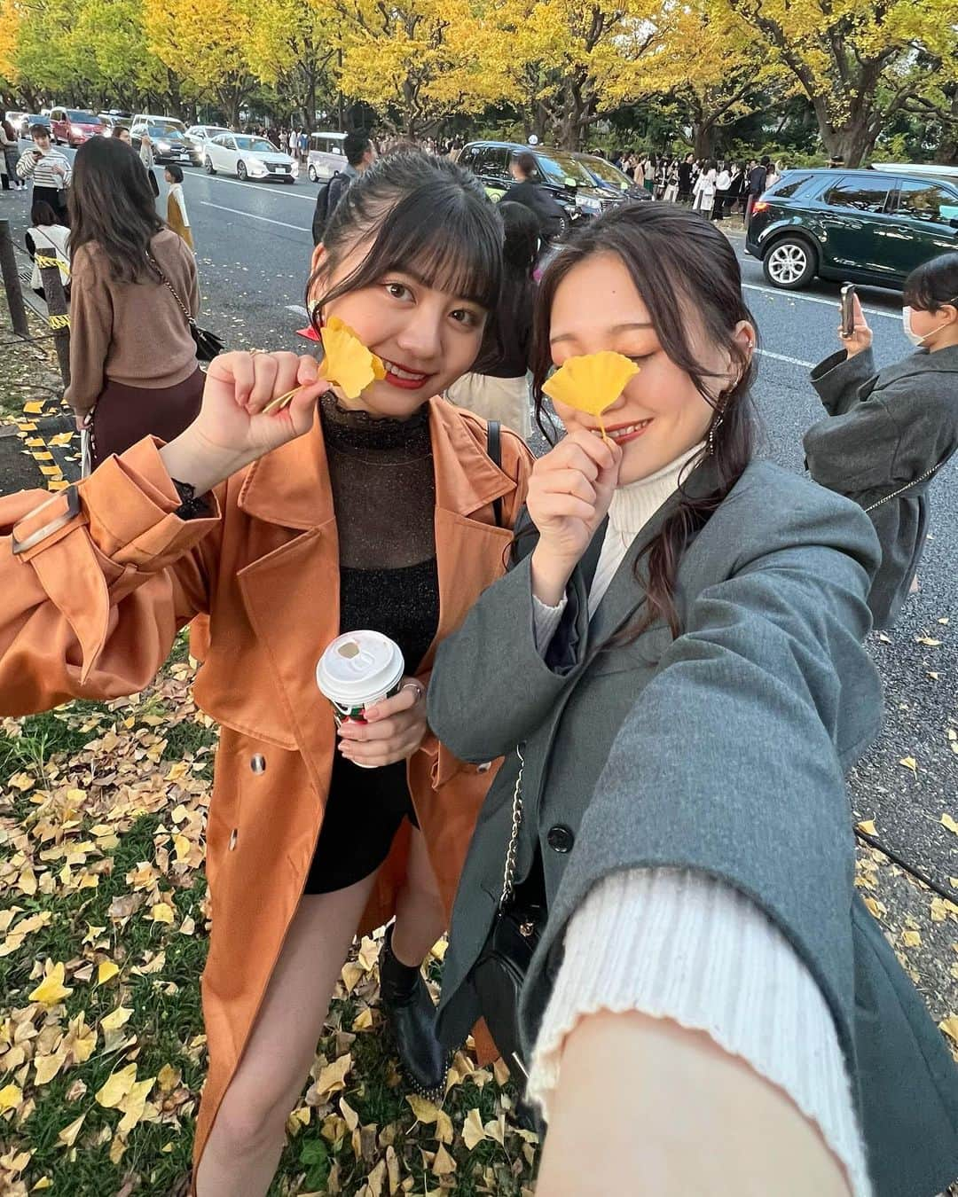 夢花さんのインスタグラム写真 - (夢花Instagram)「今年もいちょう並木行ってきた🍂🧡 すっかり黄色くなってて気温もちょうど良かったしいちょう日和だった〜笑  　  #いちょう並木 #いちょう #銀杏並木 #外苑前 #外苑前いちょう並木 #秋コーデ #秋 #お団子 #お団子ヘア #お団子アレンジ #おだんご #おだんごヘア #トレンチコート #スタバ」11月23日 20時15分 - dreamm_flowerr