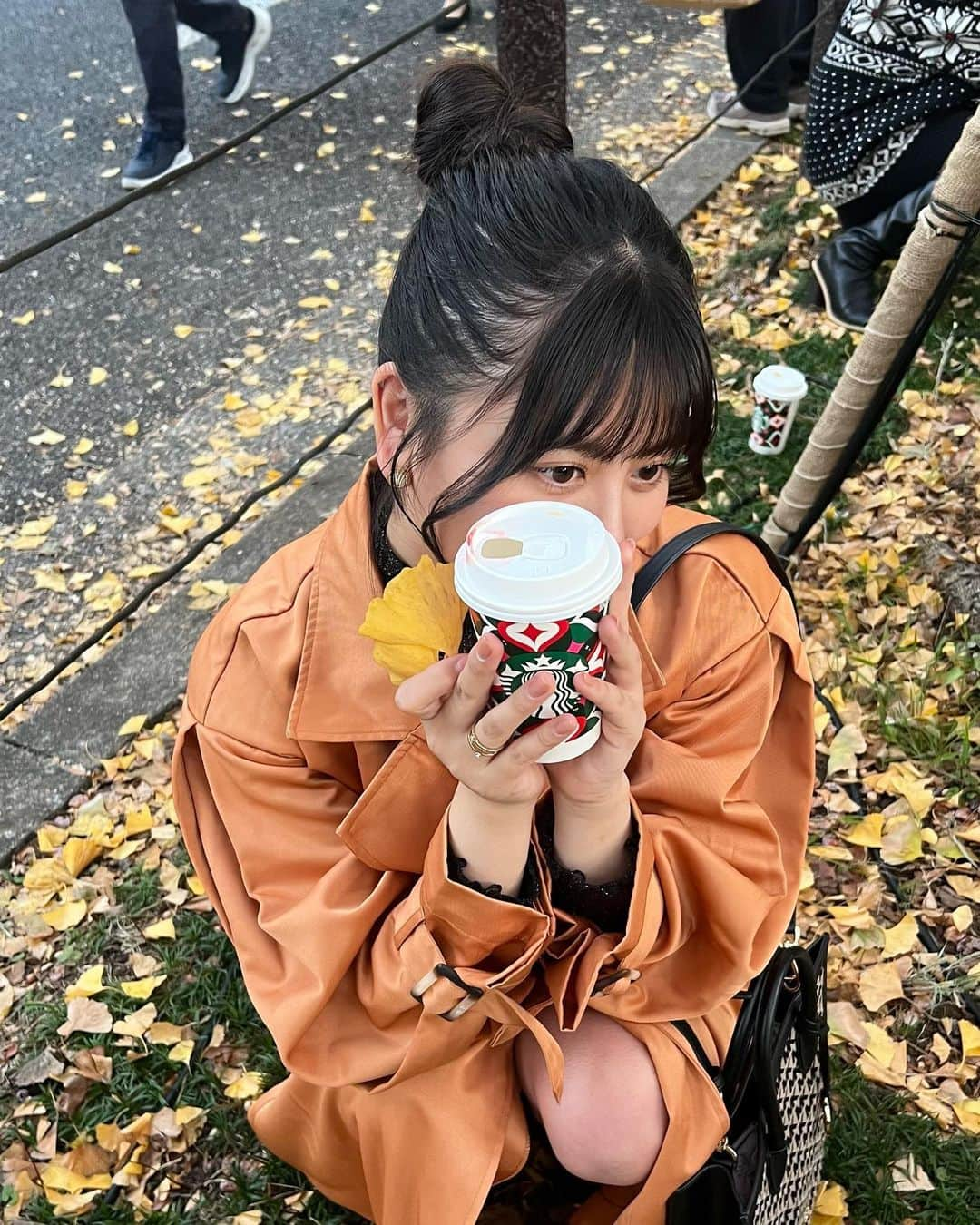 夢花さんのインスタグラム写真 - (夢花Instagram)「今年もいちょう並木行ってきた🍂🧡 すっかり黄色くなってて気温もちょうど良かったしいちょう日和だった〜笑  　  #いちょう並木 #いちょう #銀杏並木 #外苑前 #外苑前いちょう並木 #秋コーデ #秋 #お団子 #お団子ヘア #お団子アレンジ #おだんご #おだんごヘア #トレンチコート #スタバ」11月23日 20時15分 - dreamm_flowerr