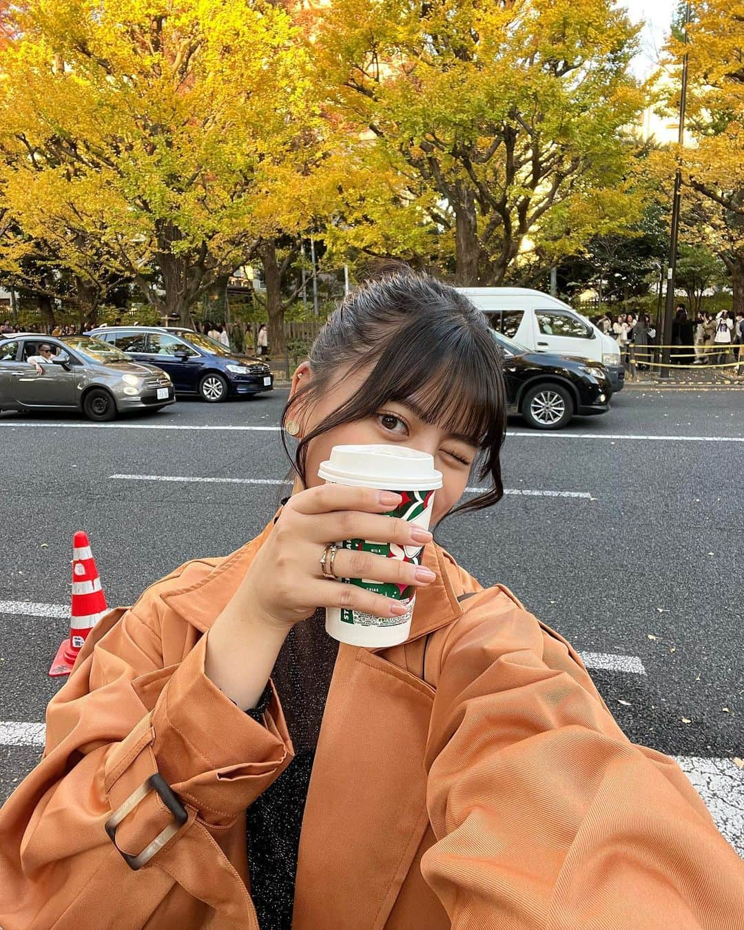 夢花さんのインスタグラム写真 - (夢花Instagram)「今年もいちょう並木行ってきた🍂🧡 すっかり黄色くなってて気温もちょうど良かったしいちょう日和だった〜笑  　  #いちょう並木 #いちょう #銀杏並木 #外苑前 #外苑前いちょう並木 #秋コーデ #秋 #お団子 #お団子ヘア #お団子アレンジ #おだんご #おだんごヘア #トレンチコート #スタバ」11月23日 20時15分 - dreamm_flowerr