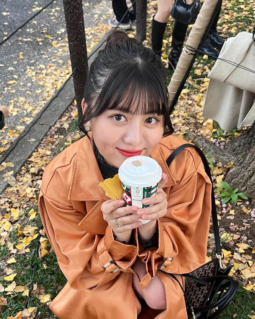 夢花さんのインスタグラム写真 - (夢花Instagram)「今年もいちょう並木行ってきた🍂🧡 すっかり黄色くなってて気温もちょうど良かったしいちょう日和だった〜笑  　  #いちょう並木 #いちょう #銀杏並木 #外苑前 #外苑前いちょう並木 #秋コーデ #秋 #お団子 #お団子ヘア #お団子アレンジ #おだんご #おだんごヘア #トレンチコート #スタバ」11月23日 20時15分 - dreamm_flowerr