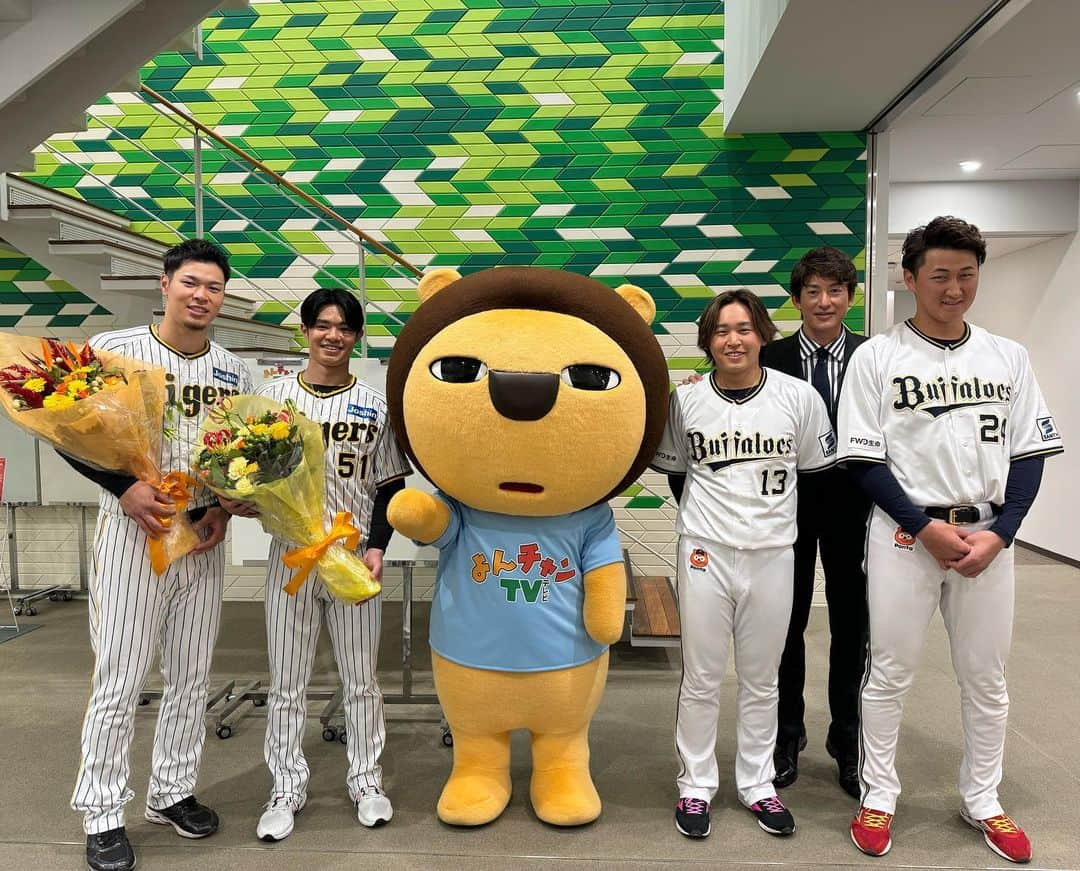 阪神タイガースのインスタグラム：「テレビ局でオリックスの宮城選手・紅林選手と遭遇！関西ダービーを戦ったチーム同士でパレードの喜びを分かち合いました！ #阪神タイガース #佐藤輝明 選手 #中野拓夢 選手 #岩崎優 選手 #村上頌樹 選手 #オリックスバファローズ  #宮城大弥 選手 #紅林弘太郎 選手 #能見篤史 さん」