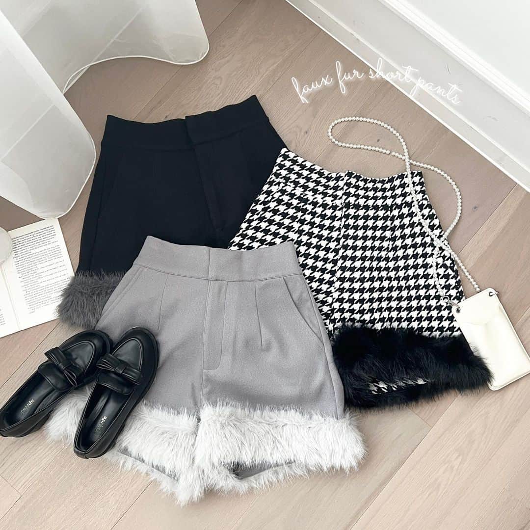 apres jour(アプレジュール) のインスタグラム：「【new arrival🎀】11/23(木) 21:00〜 ⁡ ◆後ろ姿まで抜かりなく可愛いフェイクファーショートパンツ♡ ⁡ 裾にフェイクファーが付いたショートパンツです。 後ろまでぐるりと1周ファーデザインになっているため、後ろ姿まで抜かりなく可愛いアイテム！ 身頃とファーの色味は別色仕様でよりファーが可愛く際立つ配色になっております。  フロントにホックとファスナーが付いており、後ろゴムなので着脱も簡単に◎ ファーの取り外しは出来かねます。  ブラウスやニットなど様々なトップスと合わせて着用いただけます！ 秋冬のロングブーツ合わせ、ローファーでカジュアルなスタイルもおすすめです♪  ⁡ #フェイクファーショートパンツ 商品番号🔎987934 サイズ…F/XL ¥3,995(taxin) ⁡ ⁡ こちらの画像はインスタ用に加工しておりますので、カラーの雰囲気が実際の商品と異なる場合がございます。 商品ページにてカラーのご確認をお願い致します。 ⁡ #ZOZOでしか買えない #アプレジュール #アプレ部」