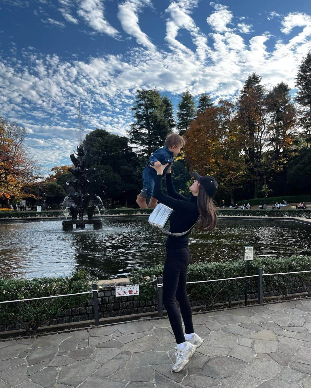 クリスティー麻里子さんのインスタグラム写真 - (クリスティー麻里子Instagram)「⛲️🌲✨ Perfect day for playing in the park!!  With my new puffy shoulder bag @beyondthevines ♥️  公園デーは上下ユニクロと  @beyondthevinesjapan のショルダーバッグ👜 といつも履いてる @newbalance のスニーカー👟」11月23日 20時17分 - christymariko