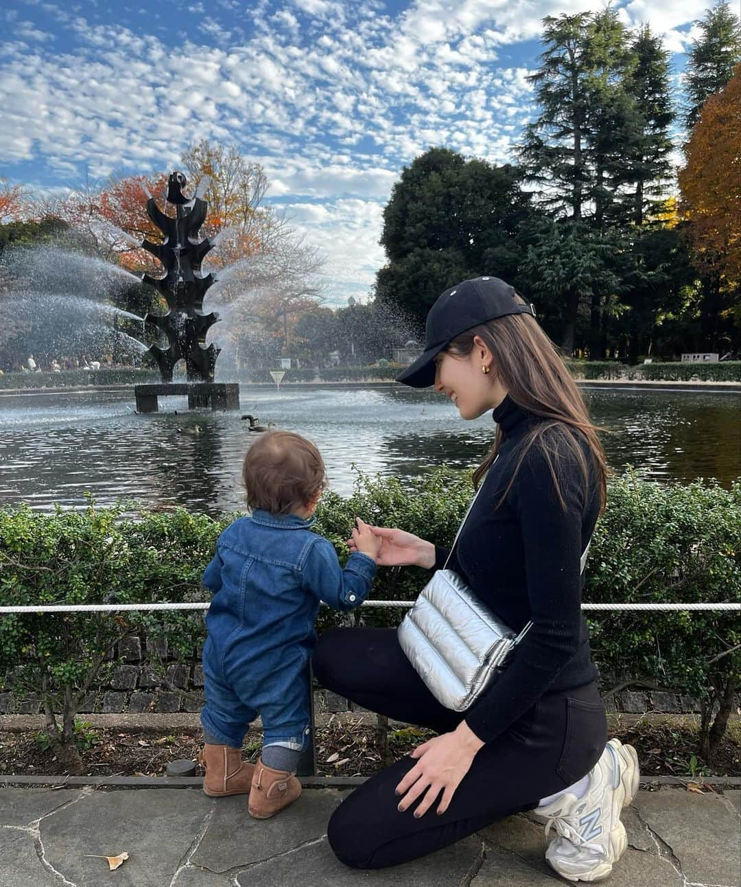 クリスティー麻里子さんのインスタグラム写真 - (クリスティー麻里子Instagram)「⛲️🌲✨ Perfect day for playing in the park!!  With my new puffy shoulder bag @beyondthevines ♥️  公園デーは上下ユニクロと  @beyondthevinesjapan のショルダーバッグ👜 といつも履いてる @newbalance のスニーカー👟」11月23日 20時17分 - christymariko