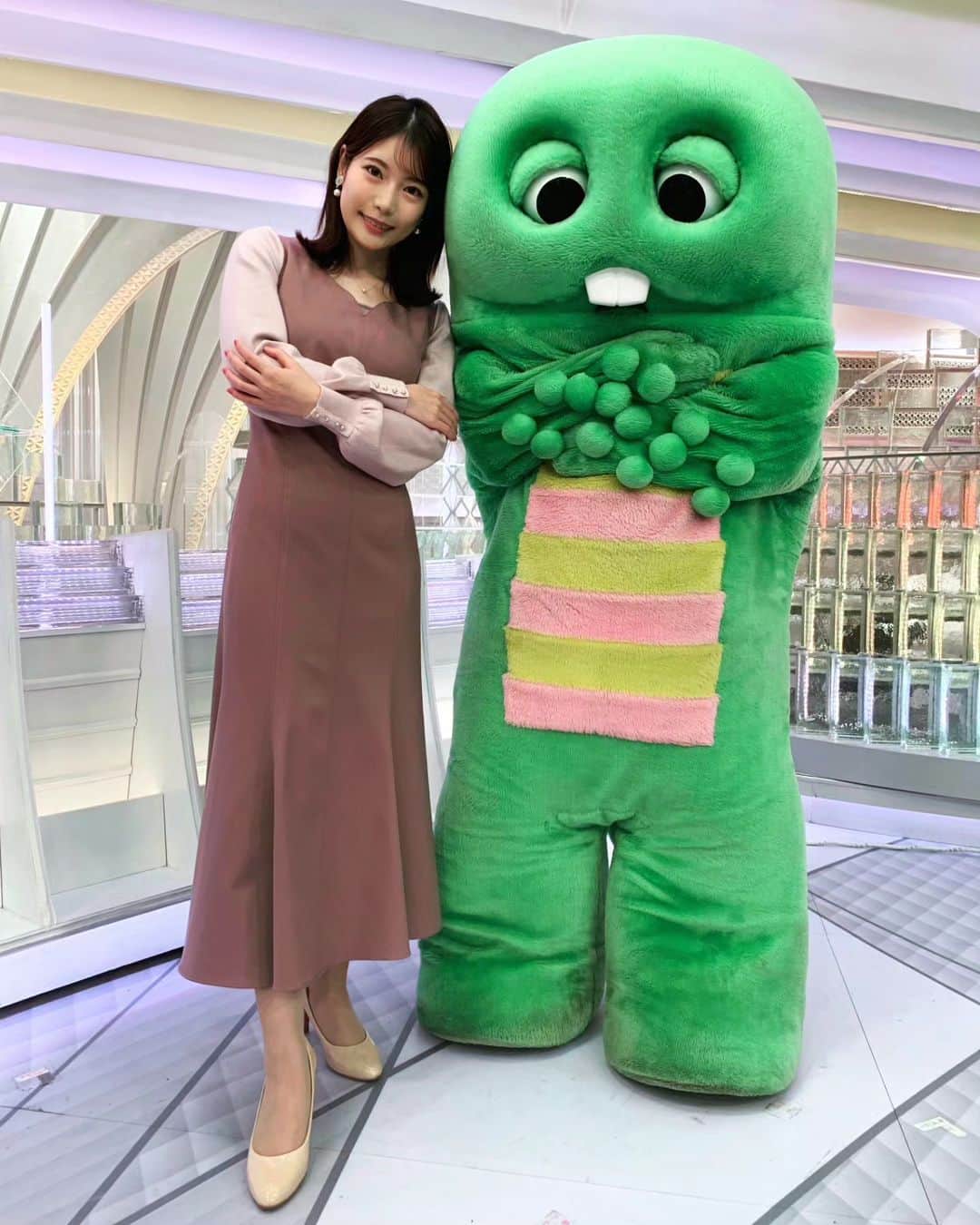 のインスタグラム：「関東あす「気温が急降下」 日中はポカポカ陽気ですが、夜は北風で冷え込みます🍃 風を通しにくい上着を選んで下さい🧥  #イット #ソラよみ #竹俣紅　@benitakemata_official #ガチャピン　@gachapin_official #天気 #お天気」