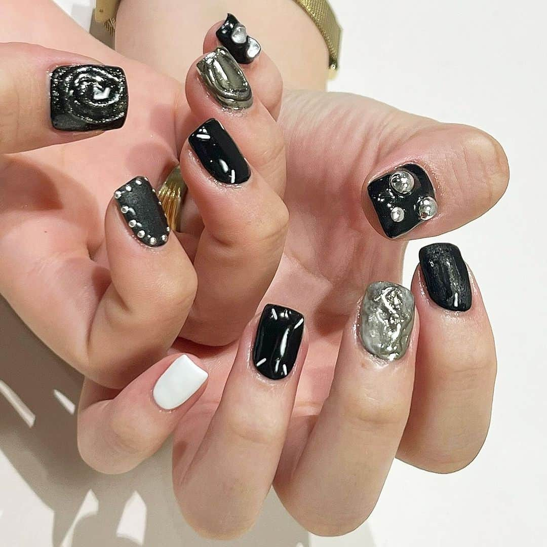 inthinkさんのインスタグラム写真 - (inthinkInstagram)「ダークトーンのデザインも人気です🖤⛓️🛞 designed by @inthink._623nail   ＿＿＿＿＿＿＿＿＿＿＿＿＿＿＿＿＿＿＿＿  ℡ 03-6418-5091  〒150-0001 東京都渋谷区神宮前6-23-6浅井ビル5F  inthink」11月23日 20時18分 - inthink