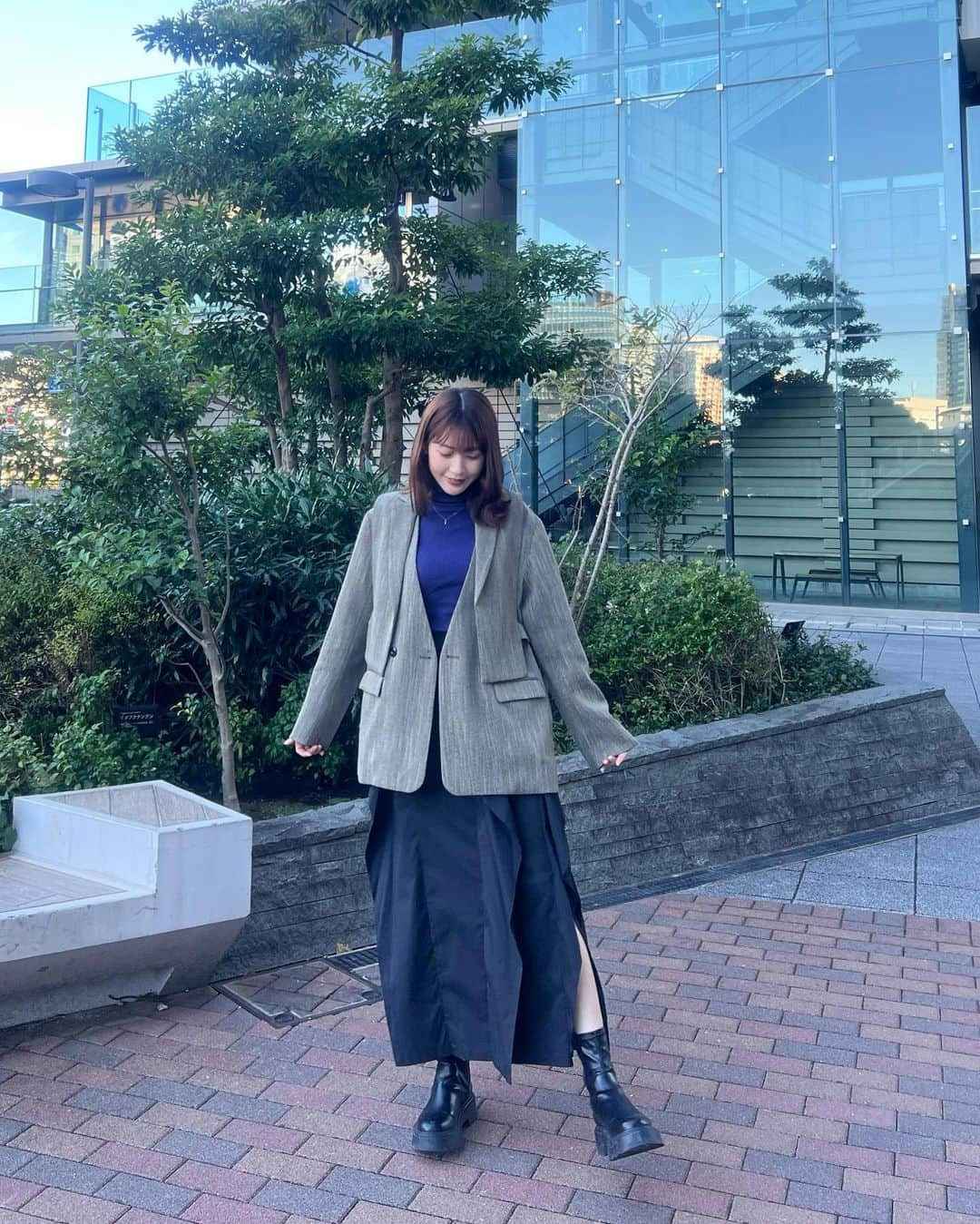 西野実見さんのインスタグラム写真 - (西野実見Instagram)「. お洋服タグ付けしました☺︎  ジャケットもスカートも、 形が珍しくてどこからみても可愛くてお気に入り❣️  最近はひさびさにお洋服欲が高まってるから 私服もっと載せたいなあとおもってます🦭  最近はずっとおでんが🍢食べたくてウズウズしてる日々、  皆さん一番好きな具はなんですか？ 私はだいこんと白滝！あとちくわぶ！  #ジャケットコーデ #タートルネックコーデ #エクストラファインメリノリブタートルネックセーター #ユニクロ購入品 #ザラ購入品」11月23日 20時18分 - maminishino