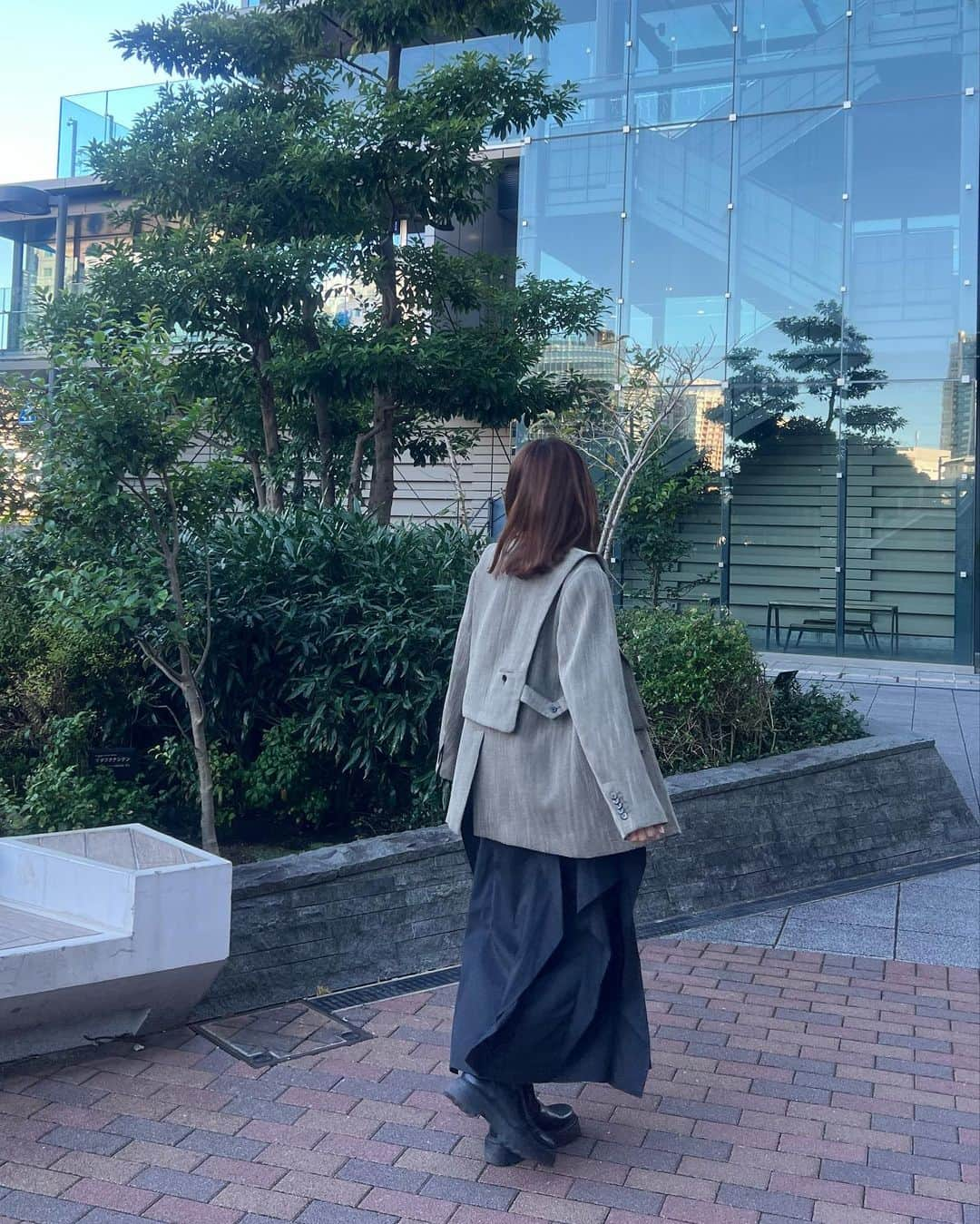 西野実見さんのインスタグラム写真 - (西野実見Instagram)「. お洋服タグ付けしました☺︎  ジャケットもスカートも、 形が珍しくてどこからみても可愛くてお気に入り❣️  最近はひさびさにお洋服欲が高まってるから 私服もっと載せたいなあとおもってます🦭  最近はずっとおでんが🍢食べたくてウズウズしてる日々、  皆さん一番好きな具はなんですか？ 私はだいこんと白滝！あとちくわぶ！  #ジャケットコーデ #タートルネックコーデ #エクストラファインメリノリブタートルネックセーター #ユニクロ購入品 #ザラ購入品」11月23日 20時18分 - maminishino