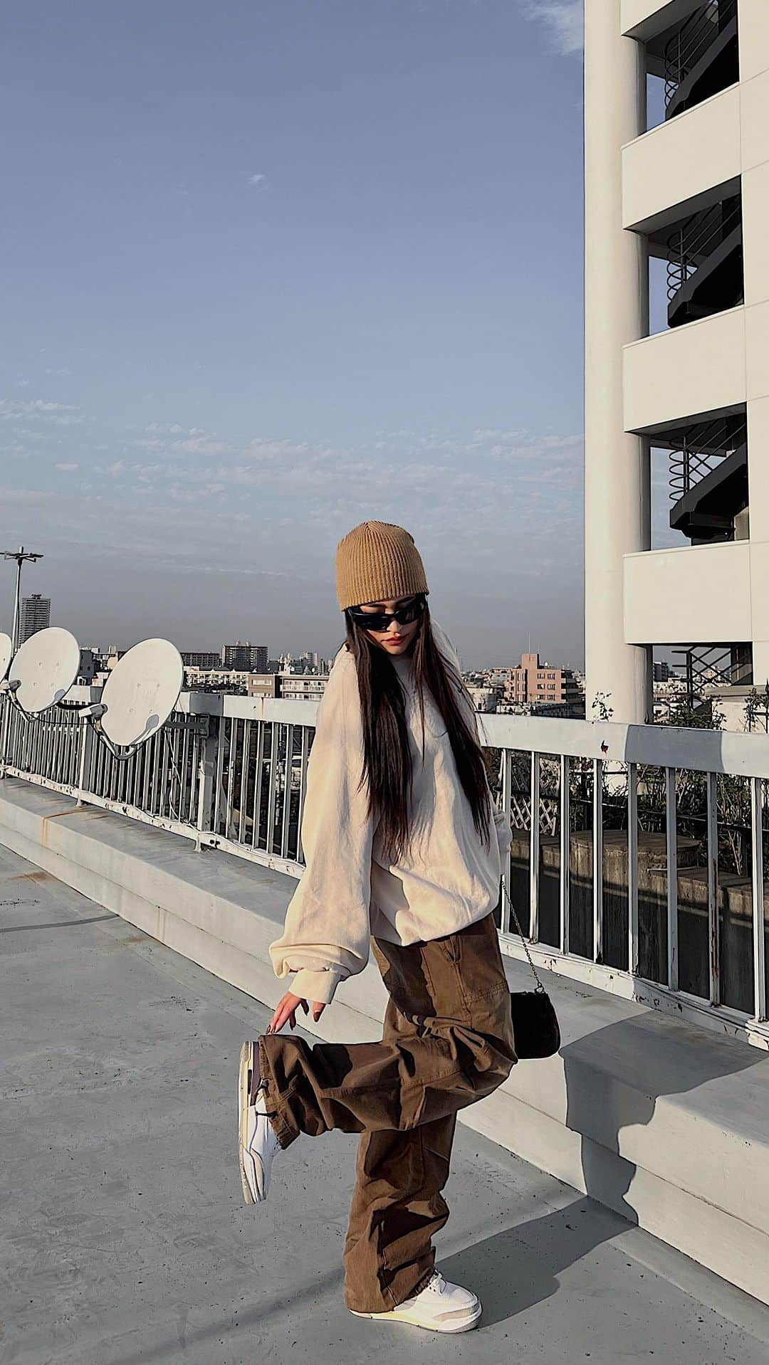 aki_ingkのインスタグラム：「ブラウン×ベージュcode🧸🤎  tops: NIKE古着 pants: @deflextion_official  shoes: @nike × @maniere_usa  sunglasses: @flex_japan  . . . . . #カーゴデニム#ストリートコーデ#シンプルコーデ #カジュアルコーデ#スニーカーコーデ」