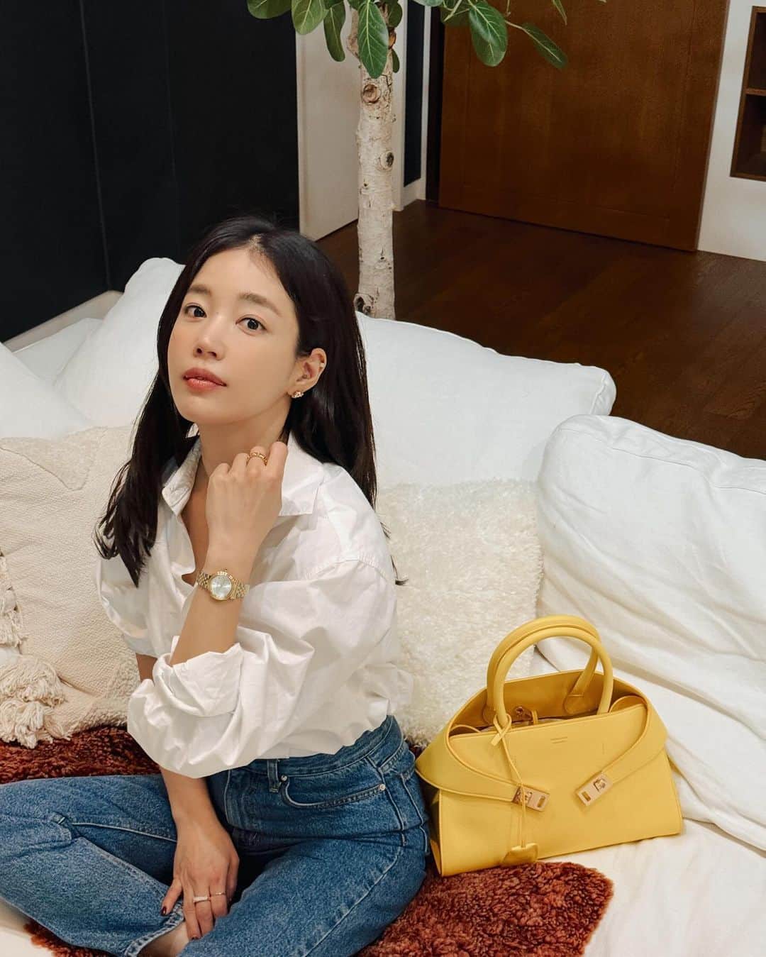 キ・ウンセさんのインスタグラム写真 - (キ・ウンセInstagram)「오늘의 @ferragamo 💙 #광고  . . #kiootd🌿 #ootd  #ferragamotimepieces #FerragamoHugBag」11月23日 20時20分 - kieunse