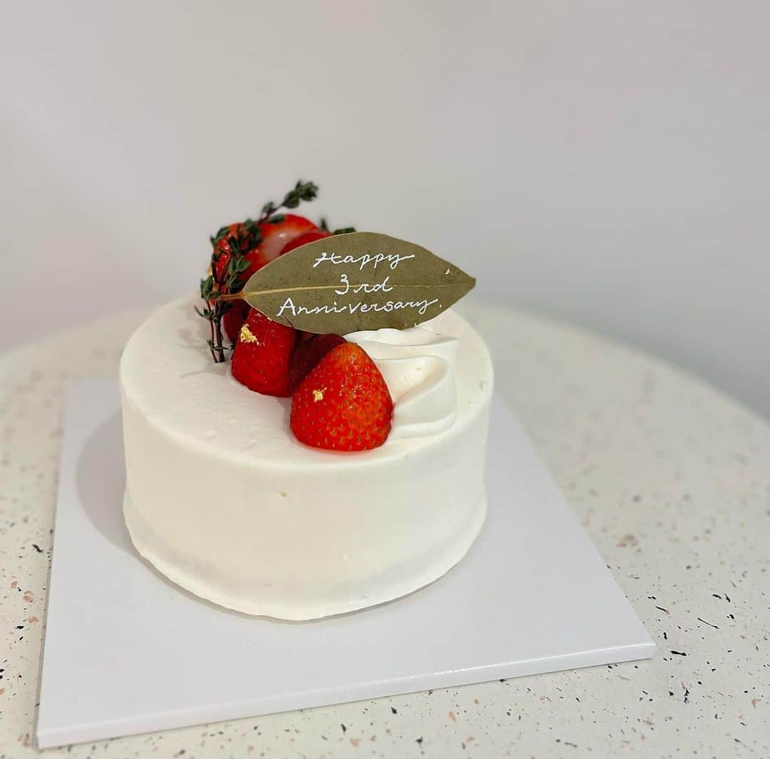 桑島 夢のインスタグラム：「. 3年記念日🤍  ケーキは @cakeshop.yoyogiuehara のもの🍰 クリームの形やフルーツなどの飾りが自分の好みにカスタマイズできちゃう🫶🏻かわいすぎる♡  @cakeshop.jp   #PR#ケーキ#オーダーケーキ#ホールケーキ #センイルケーキ#記念日#誕生日ケーキ」