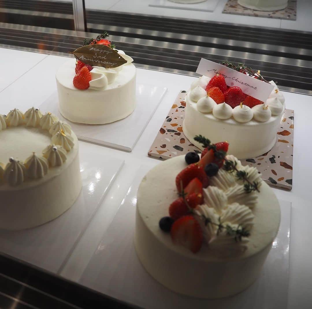 桑島 夢さんのインスタグラム写真 - (桑島 夢Instagram)「. 3年記念日🤍  ケーキは @cakeshop.yoyogiuehara のもの🍰 クリームの形やフルーツなどの飾りが自分の好みにカスタマイズできちゃう🫶🏻かわいすぎる♡  @cakeshop.jp   #PR#ケーキ#オーダーケーキ#ホールケーキ #センイルケーキ#記念日#誕生日ケーキ」11月23日 20時26分 - yumepi23