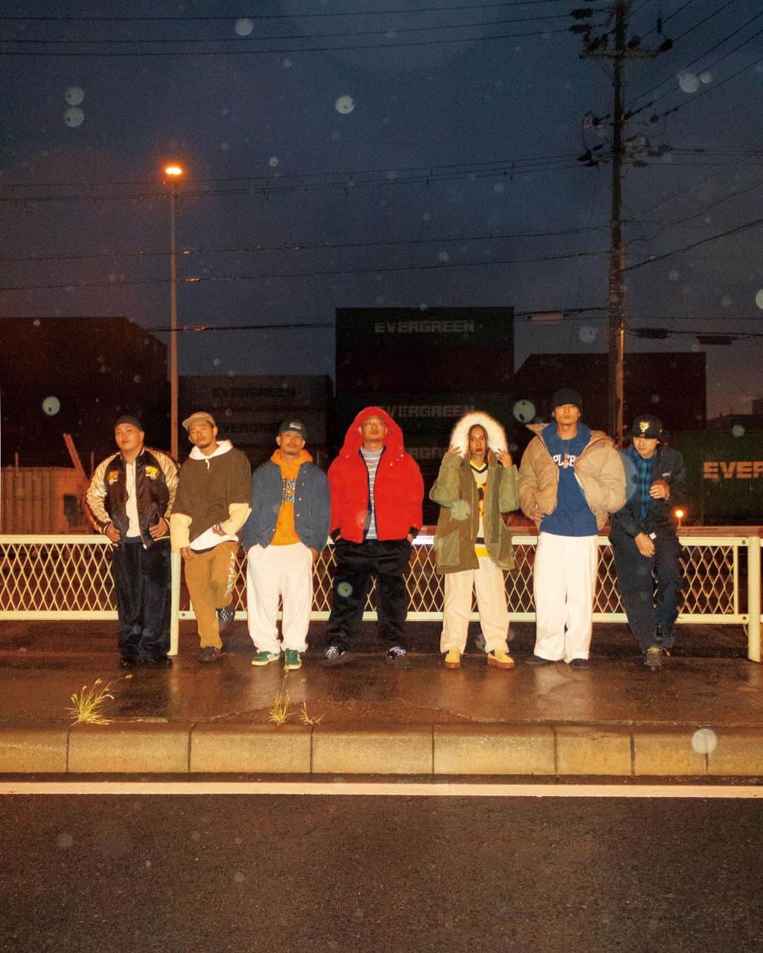 Olliemagazineのインスタグラム：「. Ollie Vol.258 2023 AUTUMN/WINTER 「ASIAN STREET DREAM」 - 今、アジアが熱い -  APPLEBUM @applebum_tokyo   HIPHOPへの愛が交差する ストリートのマスターピース  ここ数年、特に群雄割拠たるHIPHOPシーンにおいて、一際異質な存在を放っている大阪発のコレクティブTHA JOINTZ。対して〈APPLEBUM〉は、東京を拠点にいくら時代が移り変わろうとカルチャーをサポートし続けてきた重鎮的存在だ。大阪と東京、二つの地に橋をかけ、 HIPHOPをキーワードに集った両者が生み出すストーリーは、いつまで経っても色褪せることのないストリートのマスターピースだ。  Model_THA JOINTZ @thajointz   Photograph_Taku Tutsui Stylist_Bumpei Matsumoto Text&Edit_MahinaTakizawa  #APPLEBUM#olliemagazine#olliemag#ollie#streetculture#street#skateboard#skate#skater#music#hiphop#rap#rapper#art#fashion#ollie_vol258」