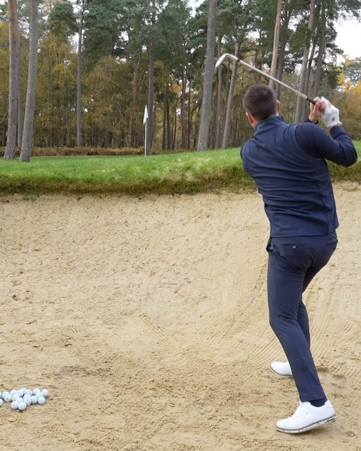 ジョン・テリーのインスタグラム：「If you haven’t seen @dangrievegolf and love your golf, go and see him, I have always struggled getting out of bunkers and quite honestly was just happy if I got out. The lesson I had was unbelievable and will be game changing for me, getting extra height and spin. The smile at the end tells you everything you need to know of how happy I am and how simple he makes it. 🏌🏻‍♂️」