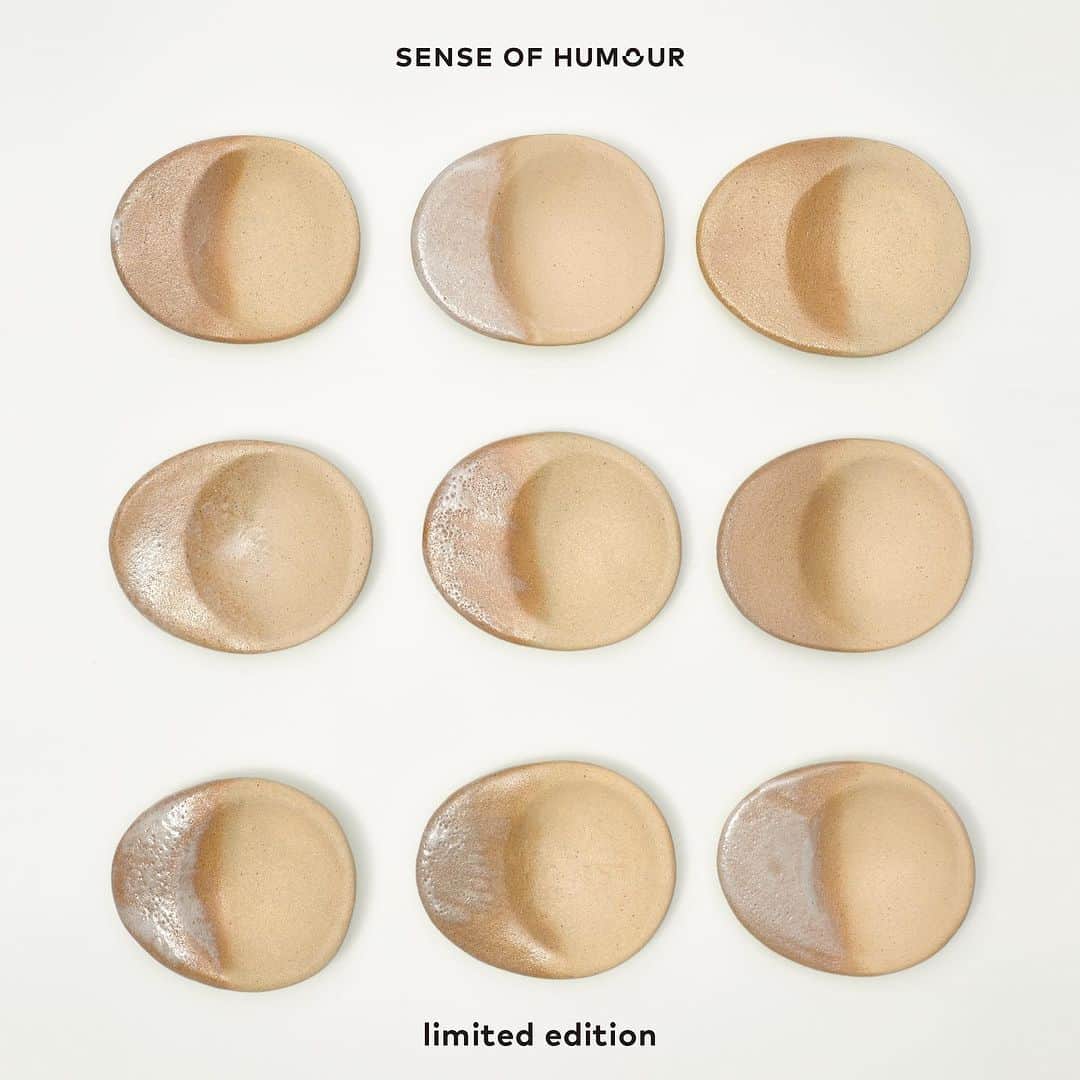 センス・オブ・ヒューモア SENSE OF HUMOURのインスタグラム：「インセンスホルダー Listening to Stone No.6販売のお知らせ  SENSE OF HUMOUR南青山旗艦店の店頭にて、2023年12月01日(金)よりインセンスホルダー Listening to Stone No.6を販売開始いたします。 同時にSENSE OF HUMOUR公式オンラインストアでも販売開始となります。 また公式オンラインストア限定では会員様のランクに応じて先行販売を実施いたします。ぜひチェックしてみてください。  ＿＿＿＿＿＿＿＿  ◼︎インセンスホルダー Listening to Stone No.6 「インセンス ワシペーパー（和紙のお香)」のお香置きとして、またはオブジェとしてもお楽しみいただける陶器ブランド「éphēlis(エフェリス)」とのコラボレーションインセンスホルダー。（シリアルナンバー入りギャランティカード付き）  インセンスホルダー Listening to Stone No.6 は、1つ1つ手びねりとろくろで制作し、それぞれが異なる風合いに仕上がっております。 眺めて、触れて、心穏やかに過ごす時間をお楽しみください。  SENSE OF HUMOURオリジナル桐箱入りで、大切な人へのプレゼントやご自分へのご褒美にもぴったりです。  ※100個限定 ＿＿＿＿＿＿＿＿  ◼︎éphēlis（エフェリス）@e.phelis   éphēlis（エフェリス） セラミックアーティストのQueenie Chan(クイニー チャン)は、既成の美の基準を覆すための個人的なプロジェクトとしてéphēlisを立ち上げた。 作品の主題は、女性性と親密性。最初のコレクション "Femme"は、造形と機能の探求であり、女性の身体を称え、欠点のある美しさを受容する考えを推し進めた。 最新作 "Listening to Stone"は、ゆっくりとした時間を過ごし、存在していることへの感謝を促しながら、一瞬の静けさと明晰さを感じられるように制作された。  “Femme” “Holding Stone” “Moon” “Dialogue” “Listening to Stone” のコレクションを発表している。」
