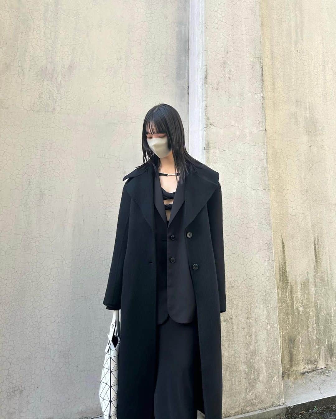 styling/のインスタグラム：「_ REAL BUY SNAP 本社STAFFのリアルバイ  今シーズン買ったアイテムは？ 私物MIXのリアルなコーディネートを公開  オンラインストアにて全8名のスナップが ご覧いただけます。  “REAL BUY”  ・ASSISTANT DESIGNER / MIZUKI @____mii8125  2WAY River long coat ¥69,300  River wool shawl ¥23,100   ・VMD / SAYAKA Bias cut long skirt ¥26,400  #styling #styling_ #snap #リアルバイ #ootd #snap」