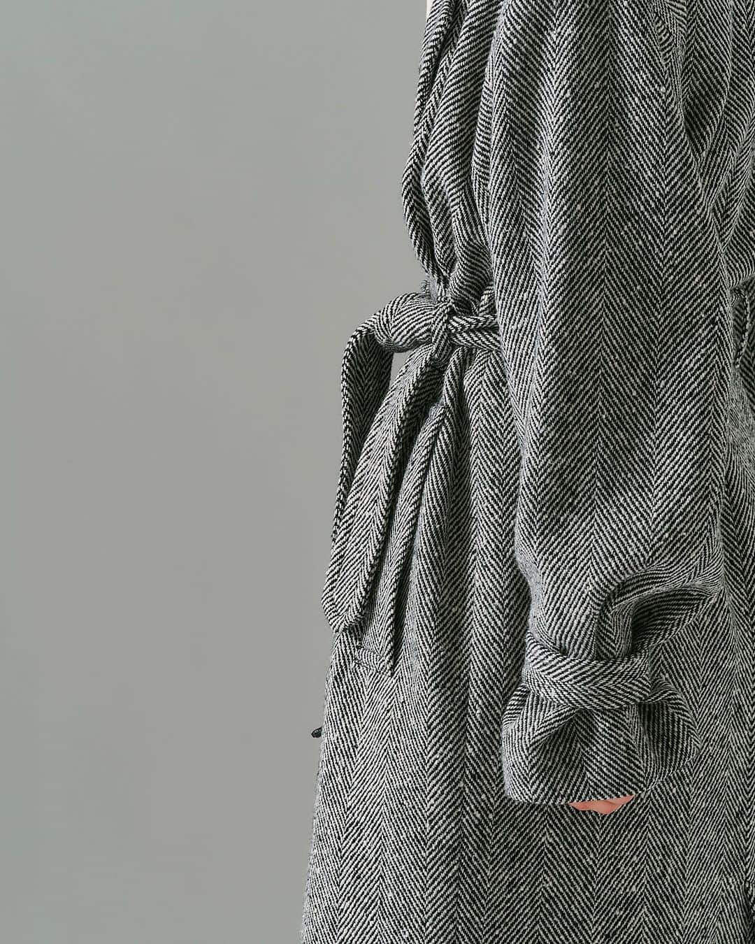 DES PRESさんのインスタグラム写真 - (DES PRESInstagram)「【FOCUS ON】@despres_jp   “COAT"  ⁡ ⁡ ⁡ COAT / 22-08-34-08306 / ¥99,000 ⁡ ⁡ 落ち着いたモノトーンカラーで大柄のヘリンボーン柄を 表現したコート。太番手のネップ糸で織り上げることで 表情豊かな膨らみのある素材感に仕上がっています。 膝下まで届く長めの着丈やワイドなラペルでエレガント かつクラシカルな雰囲気の一着。 裾まで留めればタイトスカートとブルゾンのセットアップに 見えるようなシルエットになり、 ラフに羽織ればフロントが脇にはけ軽やかなシルエットで着用できます。 ⁡ ⁡  #DESPRÉS #despres #despres_jp #デプレ #tomorrowland #トゥモローランド #fashion #style #autumn #coat」11月23日 20時23分 - despres_jp