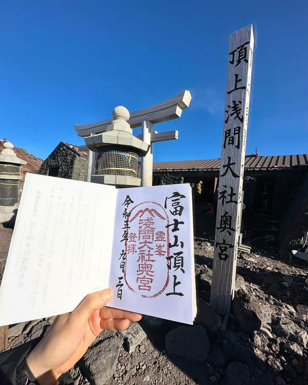 Sarraさんのインスタグラム写真 - (SarraInstagram)「日本一の山 富士山登りました🥺⛰️🌅 自分との戦い⚡️ 行きは7時間、下りは10時間脚が辛すぎて涙が溢れ出して止まらなかった😭🦵 富士山のYouTube撮ったので頑張ってupします！ It has been a month since you were gone..🙏 . . . . #富士山が好き#富士山頂#富士山本宮浅間大社#富士山の日#富士山好きな人と繋がりたい#登山#登山女子#登山初心者#登山ファッション#登山好きな人と繋がりたい#登山コーデ#登山部#山ガール#日本一#ノースフェイス#ノースフェイスコーデ#富士山#プーマ#富士山登山#ステューシー#富士山🗻#fujimountain#mtfuji#fujisan#thenorthface#northface#puma#pumashoes#stussy#stüssy」11月23日 20時33分 - sarra31247