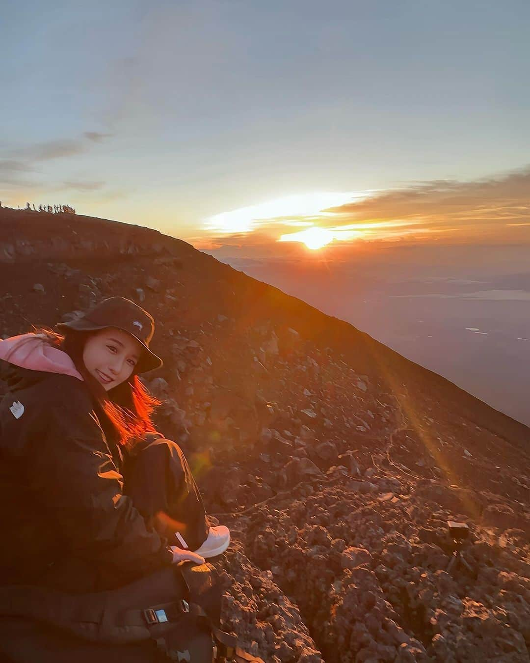 Sarraさんのインスタグラム写真 - (SarraInstagram)「日本一の山 富士山登りました🥺⛰️🌅 自分との戦い⚡️ 行きは7時間、下りは10時間脚が辛すぎて涙が溢れ出して止まらなかった😭🦵 富士山のYouTube撮ったので頑張ってupします！ It has been a month since you were gone..🙏 . . . . #富士山が好き#富士山頂#富士山本宮浅間大社#富士山の日#富士山好きな人と繋がりたい#登山#登山女子#登山初心者#登山ファッション#登山好きな人と繋がりたい#登山コーデ#登山部#山ガール#日本一#ノースフェイス#ノースフェイスコーデ#富士山#プーマ#富士山登山#ステューシー#富士山🗻#fujimountain#mtfuji#fujisan#thenorthface#northface#puma#pumashoes#stussy#stüssy」11月23日 20時33分 - sarra31247