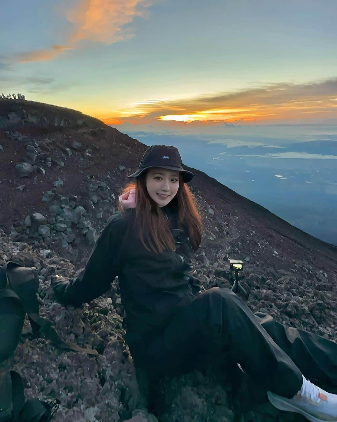 Sarraのインスタグラム：「日本一の山 富士山登りました🥺⛰️🌅 自分との戦い⚡️ 行きは7時間、下りは10時間脚が辛すぎて涙が溢れ出して止まらなかった😭🦵 富士山のYouTube撮ったので頑張ってupします！ It has been a month since you were gone..🙏 . . . . #富士山が好き#富士山頂#富士山本宮浅間大社#富士山の日#富士山好きな人と繋がりたい#登山#登山女子#登山初心者#登山ファッション#登山好きな人と繋がりたい#登山コーデ#登山部#山ガール#日本一#ノースフェイス#ノースフェイスコーデ#富士山#プーマ#富士山登山#ステューシー#富士山🗻#fujimountain#mtfuji#fujisan#thenorthface#northface#puma#pumashoes#stussy#stüssy」