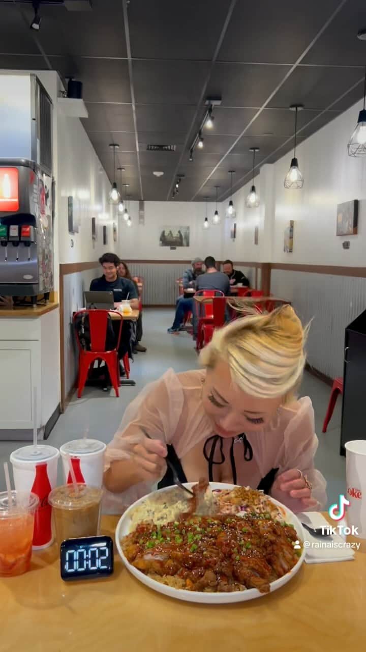 ライナ・ホワンのインスタグラム：「6lb chicken platter at kickin chicken  @kickin.chicken https://youtu.be/4c2Zb__-7W4?si=Psxo8XX3jzYTEXN1」