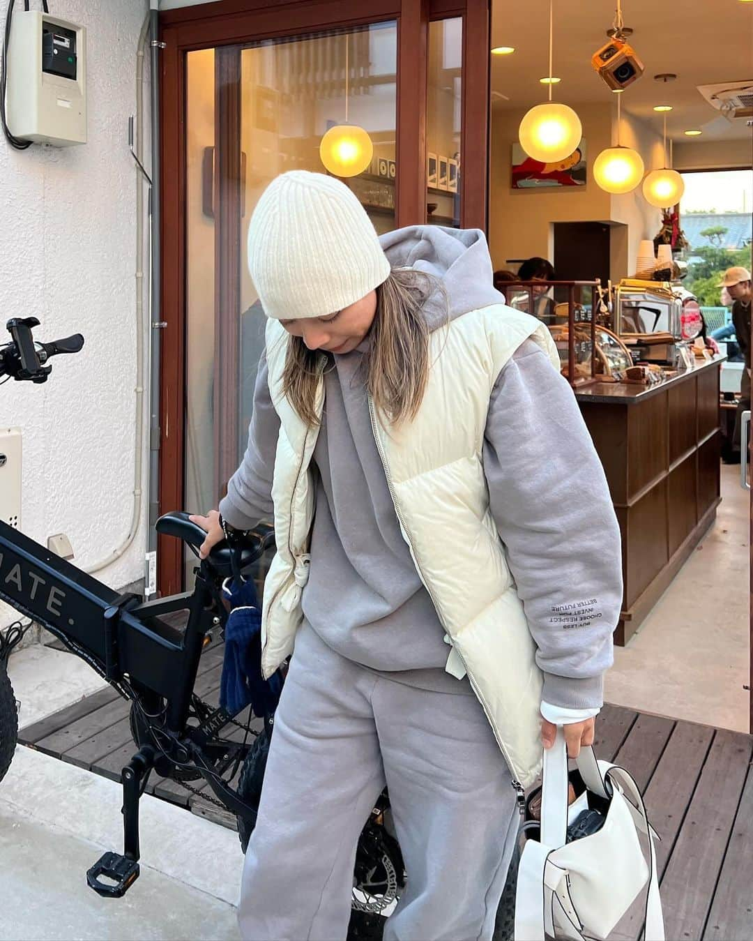 真幸良さんのインスタグラム写真 - (真幸良Instagram)「届いてからほぼ毎日のように着ているcomfy スウェットセットアップ🦭 コットン界のカシミヤと呼ばれている最高級リサイクルコットンを使用しているらしく、そりゃ虜になるわ✋🏽な着心地です。笑  . . #スウェットコーデ #スウェット #スウェットパンツ #スウェットパンツコーデ #スウェットセットアップ #シンプルコーデ #カジュアルコーデ #ワントーンコーデ #スポーティーコーデ #サスティナブルファッション #冬コーデ #冬服 #ダウンベスト #ダウンジャケット」11月23日 20時29分 - mayuri_158cm