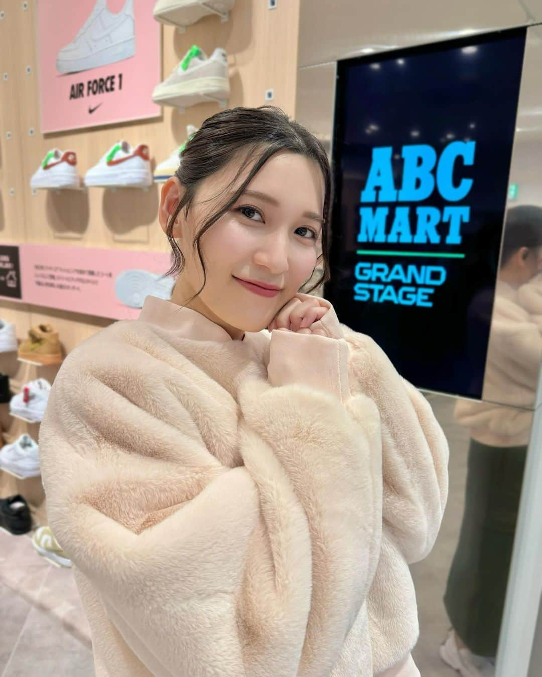 大竹彩加さんのインスタグラム写真 - (大竹彩加Instagram)「.  札幌ステラプレイスの5階に、今日オープンしたばかり！の 「ABC-MART GRAND STAGE」から生中継でした🙋‍♀️   最新の靴に、オシャレな洋服など 厳選されたアイテムが取り揃えられています👟  中継では、 手を使わずに履いたり脱いだりできるスニーカーや リバーシブルのオシャレなアウターをご紹介しました😊  片面は、もこもこ素材で可愛らしい雰囲気に♡ もう片面は、スポーティでカジュアルに！ 一枚で雰囲気がガラッと変わりますね✨    さらに！！ ︎︎︎︎☑︎無料配送サービス ︎︎︎︎☑︎店内に設置されているモニターで商品の在庫確認ができる など、嬉しいサービスもありますよ😍                           #hbc #北海道放送 #hbcテレビ #今日ドキッ #札幌 #アナウンサー #大竹彩加 #ミディアム #セミロング #長め前髪 #ひとつ結び #ポニーテール #ポニーテールアレンジ #ヘアアレンジ #骨格ウェーブ #ブルベ夏 #イエベ春 #顔タイプフレッシュ #日常に彩りを加える日記 #abcmart #札幌ステラプレイス #nike #ナイキ #nikeshoes #ナイキスニーカー #カジュアルコーデ #スニーカーコーデ #ブルベコーデ #アナウンサー衣装 #衣装」11月23日 20時29分 - hbc_ayakaotake