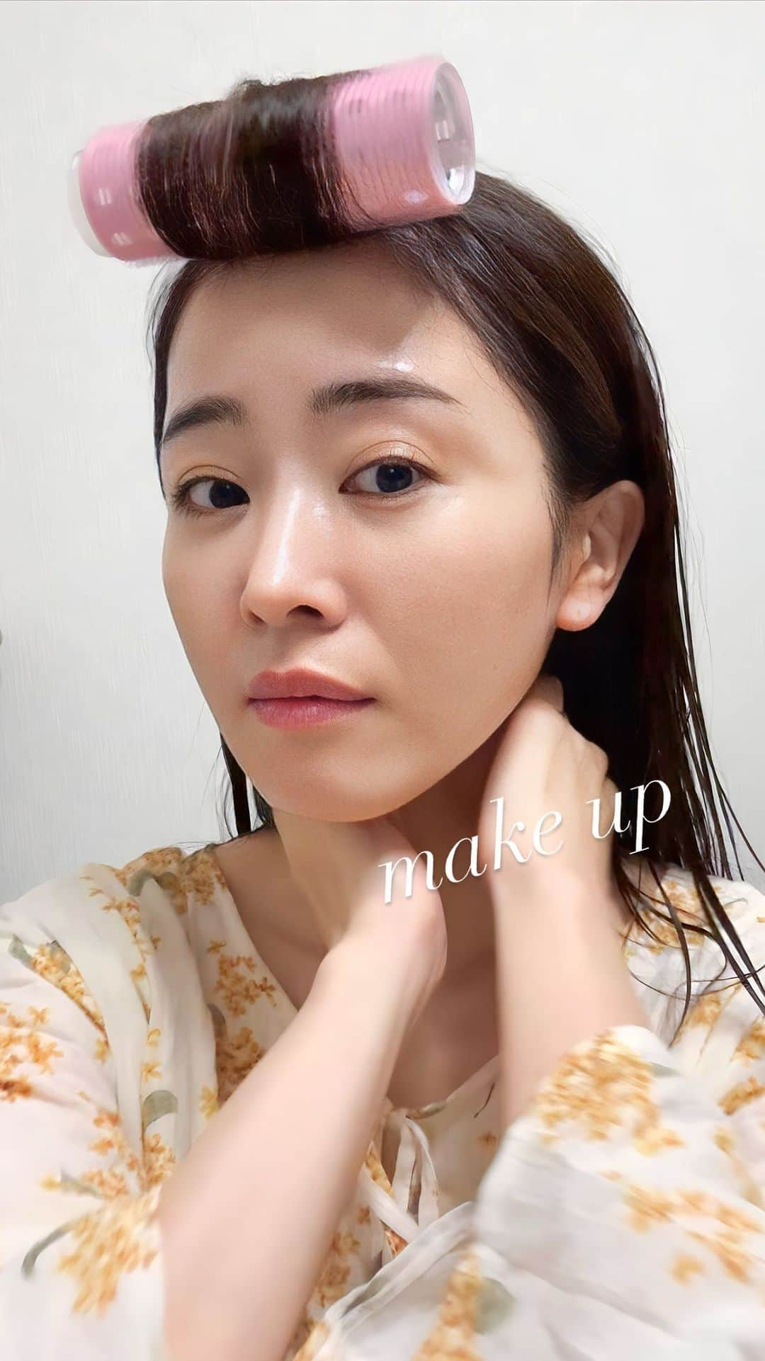 佐野真彩のインスタグラム：「🌷Make Up🌷 スキンケアからメイクまでをムービーにしました。  化粧水、日焼け止めは《G2CELL》 10万人の遺伝子データによって生まれたバイオコスメで 元々は韓国コスメ。 鎮静効果が高くて男性にもおすすめの化粧品。 ゴルフのあとの日焼けした肌の鎮静効果もバツグン！ スプレータイプというのも使いやすい✨  🩷@iconic_official_shop 🩷 ▶︎こちらのショップから購入できます🛒 商品のタグ付けもしてるのでチェックしてね🏷️  クッションファンデはDEBEAUSの白い新しい方✨ ボトックス効果があるそう（私はまだ実感してないけど） 自然な艶肌になれるし、クッションファンデは手軽だし リピートしているファンデの１つ。 こちらも @iconic_official_shop で購入できるよ☺️  長くなったのでその他はまたの機会に...  スキンケアオイル @shirayuki_uruoi  化粧下地　@diorbeauty  眉マスカラ、リップ　@ririmew_official  アイカラー　@chanel マスカラ　@amplitudebeauty @dejavu_official.jp  アイライナー　@loveliner_official   #mekeup #メイク動画 #ririmew #dejavu #amplitude #コスメレポ #コスメ好き #白雪うるおいオイル #アイコニックショップ　#ジェラピケ　  ルームウェア　@gelatopique_official」