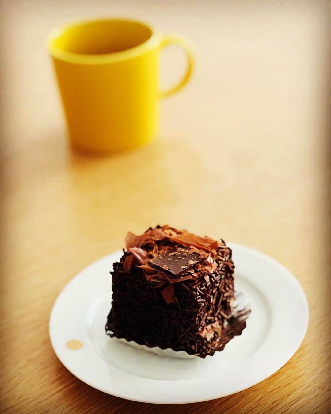 奥貫薫のインスタグラム：「.  ちょうど誕生日に 新しい作品の撮影がはじまりました いい年になる予感いっぱい  家族が用意してくれたチョコレートケーキを am7:00に食べて仕事場へ」