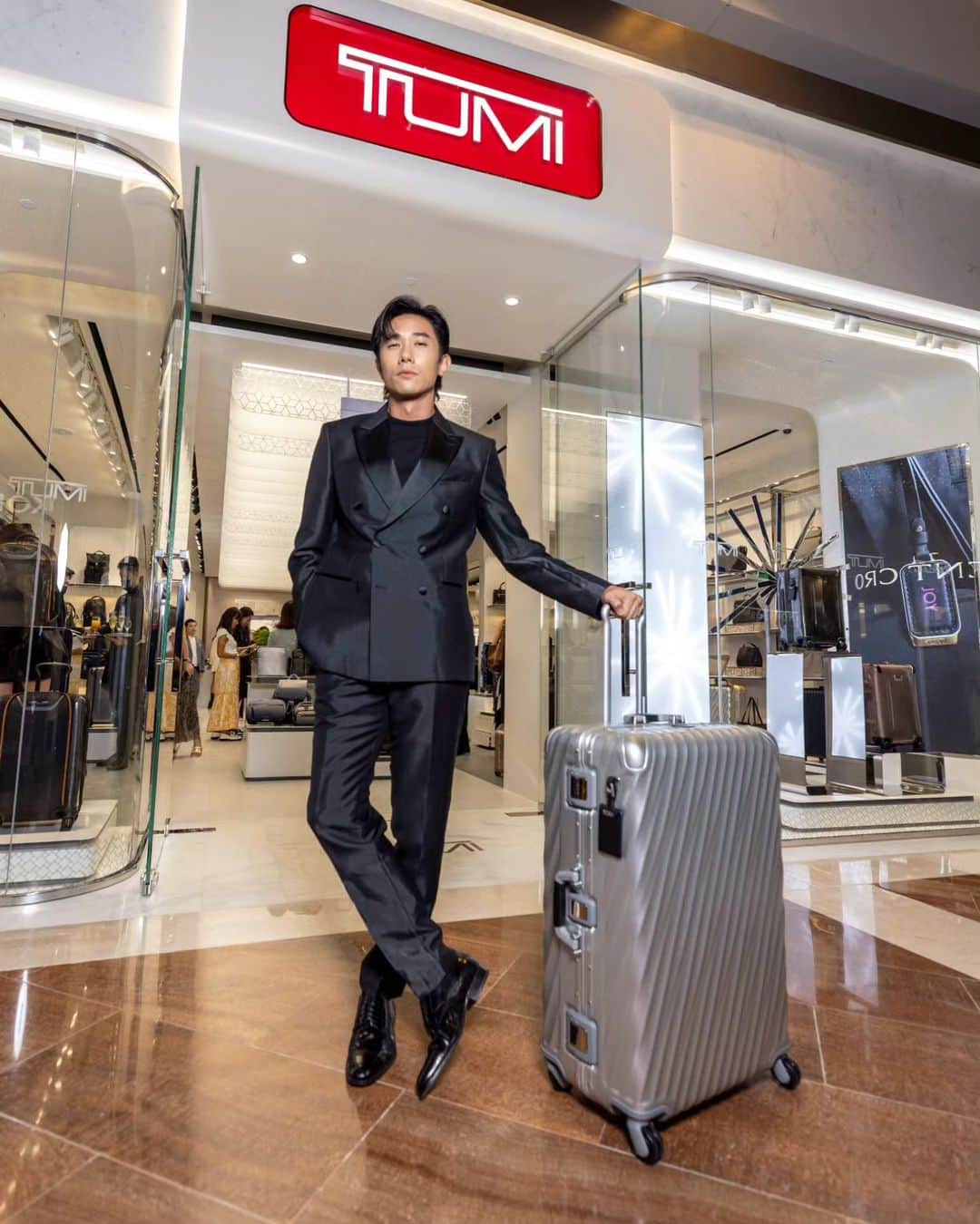 デスモンド・タンのインスタグラム：「The touch of @tumitravel luggage whispers vacation! I'm so ready to travel, are you? ✈️✨  Happy to visit the newly reopened @tumitravel at Marina Bay Sands last night to discover the art of gifting with premium travel essentials this holiday season. Personalize your presents at the MBS store now!   #TUMI #TUMISG #TUMI19D」