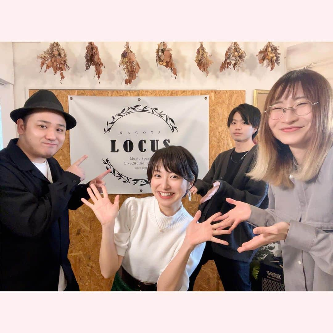 神園さやかさんのインスタグラム写真 - (神園さやかInstagram)「🎙️2023.11.23  初アコースティックワンマンツアー‼︎ 初日名古屋完売公演、ありがとうーー🙌🏻  みんなのおかげで最高のスタートを切れました！ めっちゃ楽しかったねーー🧡🧡  キーボードも弾いて最高なサポートしていただきました翔さん！！（いまだにボイパしながらピアノ弾けることは理解が追いつかないよ🤣🤣）  そしてゲストのえみちゃん！ 想い出の場所でまたまた大切な回に出演していただき、嬉しい限りです。 愛をたくさんもらったよーー♡  そしてゲストのゲスト平野将司さん！！ えみちゃん曲のアレンジもされてて、めっちゃオシャレでエモい雰囲気に仕上がってて良い感じだった（語彙力）  そして何より会場に来てくれたみんなのあったかい空気感がとても心地よかったです☺️  名古屋からスタートできて良かった！！  配信でそしてアーカイブで観てくれるあなたもありがとう！！！  ファイナルまで走り切るよー♡♡」11月23日 20時42分 - sayaka.kamizono