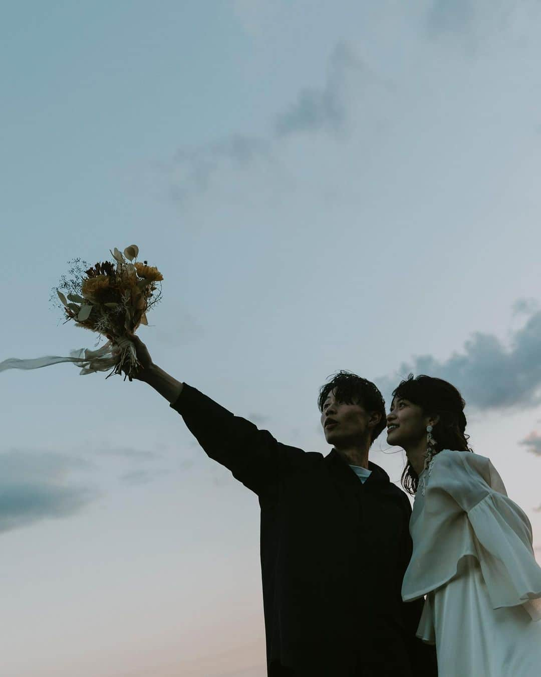 東李苑さんのインスタグラム写真 - (東李苑Instagram)「結婚式に纏わるあれやこれやを せっかくなので記録に残したいんだけど  裏垢もないので、超プライベートになるけども このアカウントに載せさせていただきます💍  ＊  @noren.muse の皆さまに撮っていただいたシリーズ✨✨  まっじで抜群のセンスでどれも素敵なの😭😭😭  前撮りではなく後撮りになりますが ご縁があり、お声をかけていただいたので  結婚式のOPも、ここのチームの皆さんにお願いしました◎  お気に入りすぎてウェルカムボードも この時に撮影した写真をチョイス☺️  キメッのカッコいい写真から自然体まで いい写真たくさんありすぎて厳選するの悩む〜😂  今回は縦ver.で揃えました🙋🏻‍♀️💕 ヘアチェンジした写真も載せて良いー？🤣  📸cameraman @___mkt.photo  👗dress @liliumworks_  💄hairmake @3forest_hairmake  🎞movie @takuto_kijima」11月23日 20時35分 - az_rion