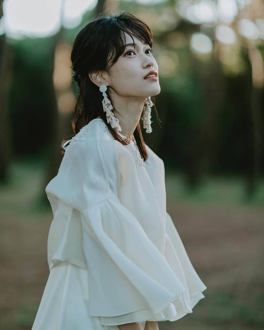 東李苑さんのインスタグラム写真 - (東李苑Instagram)「結婚式に纏わるあれやこれやを せっかくなので記録に残したいんだけど  裏垢もないので、超プライベートになるけども このアカウントに載せさせていただきます💍  ＊  @noren.muse の皆さまに撮っていただいたシリーズ✨✨  まっじで抜群のセンスでどれも素敵なの😭😭😭  前撮りではなく後撮りになりますが ご縁があり、お声をかけていただいたので  結婚式のOPも、ここのチームの皆さんにお願いしました◎  お気に入りすぎてウェルカムボードも この時に撮影した写真をチョイス☺️  キメッのカッコいい写真から自然体まで いい写真たくさんありすぎて厳選するの悩む〜😂  今回は縦ver.で揃えました🙋🏻‍♀️💕 ヘアチェンジした写真も載せて良いー？🤣  📸cameraman @___mkt.photo  👗dress @liliumworks_  💄hairmake @3forest_hairmake  🎞movie @takuto_kijima」11月23日 20時35分 - az_rion