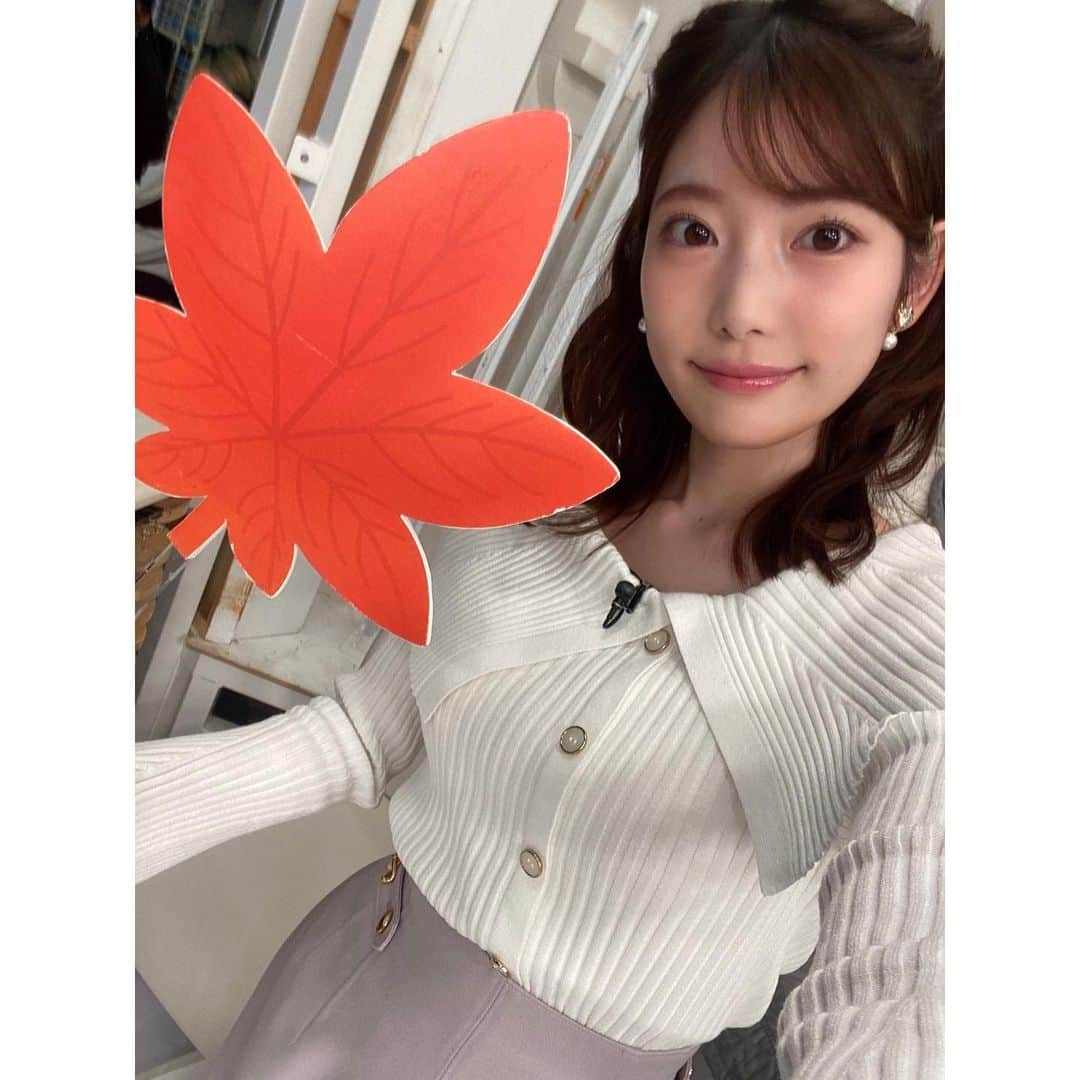 竹俣紅のインスタグラム：「🍁 祝日のきょうは行楽日和でしたね。 みなさん、どう過ごされましたか？ 今週もイット『ソラよみ』ありがとうございました😊 ⁡ ⁡ #2枚目は #埼玉ポーズ #💚 #3枚目4枚目は #ガチャピン #が #また討論番組をやりたいというので #ガチャピンのお小遣いアップについて #徹底討論 #🔥 #イット」