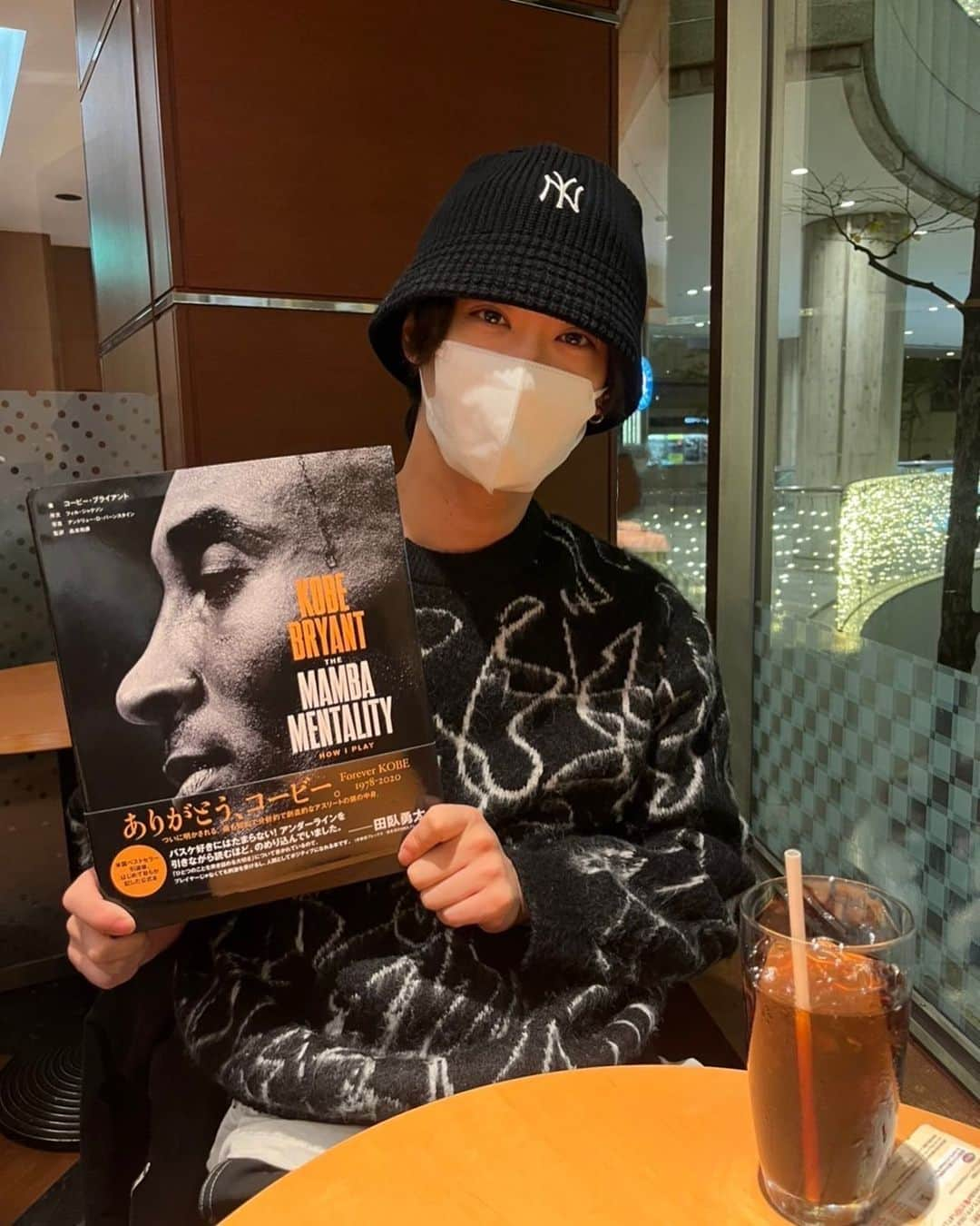 藤岡信昭のインスタグラム：「久しぶりに本買った。ずっと読みたかった  #MAMBAMENTALITY  思ったより文章は無かったけどコービー好きにはたまらない一冊。 ただデカすぎて 持ち歩きには不向き。 家宝にします。  #NBA #kobebryant」