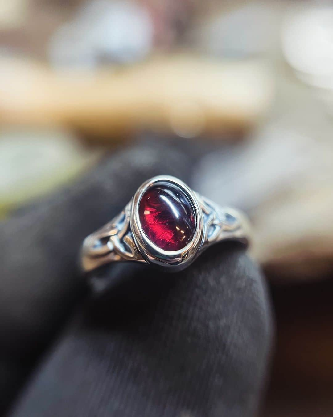 クレイジーピッグさんのインスタグラム写真 - (クレイジーピッグInstagram)「Pick your favourite stone in store and we’ll size + set a brand new ring, like this one, in less than an hour ✨  . . . . #garnet #ring #silver #red #gem #gemstone #Celtic #celticjewellery #celticjewelry #stone」11月23日 20時36分 - crazypigdesignslondon