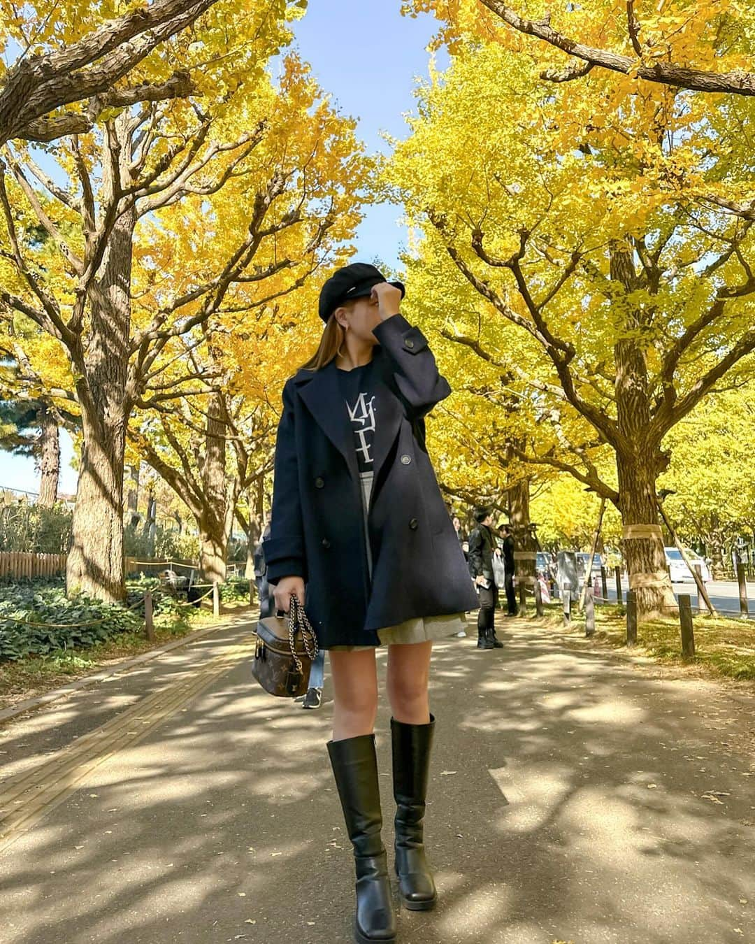 RIEさんのインスタグラム写真 - (RIEInstagram)「【 外苑前 / いちょう並木 】 ⁡ 明治神宮外苑いちょう並木へ🍁🍂 毎年11月になるとここに来てるので はやくも1年の終わりを感じる〜📆 ⁡ 今年は例年よりも色づきが遅めみたい⌛️ 夜にはライトアップも開催されるみたいで 今週末、来週のおでかけにおすすめ🌳 ⁡ 今年初のコートデビューは @pierrot_shop のメルトンPコート🧥 ⁡ お手頃価格なのに風を通さずしっかりしてて 身長162cmの私はゆるっと着たかったので Lサイズを着用して丈感もちょうどいい🫶🏼 ⁡ 来週11/27(月)16:59まで pierrotの公式サイトでブラックフライデー実施中🎖️ スペシャルプライスで購入できるそうなので 今年のコートをまだ購入していない方は必見です🛒 ⁡ ⁡ ⁡ ⁡ ⁡ #PR #pierrot #ootd #autumnfashion #autumnvibes #wintercoat #ginkgo #ginkgotree #ピエロ #コート #コートコーデ #Pコート #冬コーデ #銀杏並木 #いちょう並木 #イチョウ並木 #明治神宮外苑いちょう並木 #外苑前いちょう並木 #紅葉スポット #紅葉フォト #おでかけスポット #きょコ #写真の撮り方」11月23日 20時36分 - rie_tabi