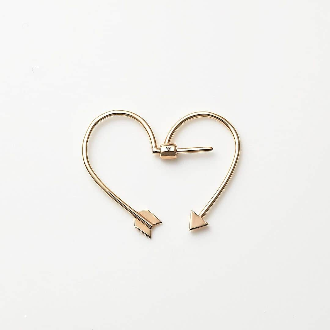 Enasolunaさんのインスタグラム写真 - (EnasolunaInstagram)「Back in stock! “Arrow heart earring” 一本の矢がハート型になったソロピアスが再入荷！ 矢の末端がポスト(耳に通す部分)、矢の先端がキャッチになっていて、付けたときに横から見るとハート形になった遊び心満載のアイテム💘  2023.11.25 sa20:00より オンラインストアにて発売  #enasoluna #エナソルーナ #arrowheart #earring #heart #ピアス #ハートの矢」11月23日 20時37分 - enasoluna_official