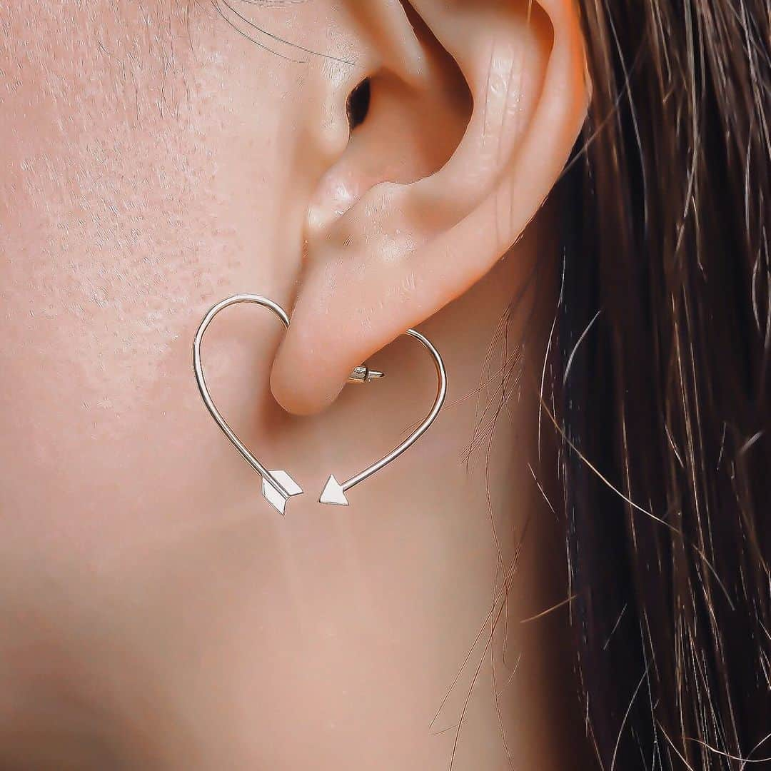 Enasolunaのインスタグラム：「Back in stock! “Arrow heart earring” 一本の矢がハート型になったソロピアスが再入荷！ 矢の末端がポスト(耳に通す部分)、矢の先端がキャッチになっていて、付けたときに横から見るとハート形になった遊び心満載のアイテム💘  2023.11.25 sa20:00より オンラインストアにて発売  #enasoluna #エナソルーナ #arrowheart #earring #heart #ピアス #ハートの矢」