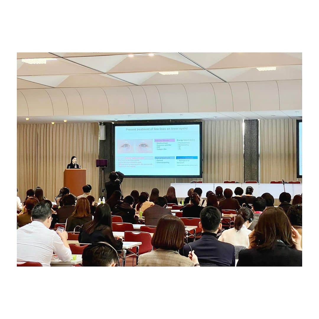 西川礼華さんのインスタグラム写真 - (西川礼華Instagram)「AMWC Japan 2023という国際学会が京都で開催されました。私は二つの講演をしました。 一つは「Facial Rejuvenation With Polynucleotide DNA Fragment」、もう一つは「Trends in Rejuvenation Injectable Therapies: Exploring Skin Quality-Centric Approaches and Combination Treatments」でした。それぞれ私自身の臨床経験を元に、SBCグループにおけるマスデータから安全性や効果の客観的評価、さらに顧客満足度を高めるための工夫について講演しました。各国からのエキスパートの先生と共に登壇する素晴らしい貴重な機会を頂戴し、AMWC事務局の皆様に感謝申し上げます。また、国際学会での発表を奨励くださった宮田成章先生にも心から感謝しております。学会当日は、SBCグループからも約20名の医師が参加しました。皆で一緒に勉強できて嬉しかったです😁  AMWC Japan 2023 took place in Kyoto, where I had the honor of delivering two presentations. One focused on 'Facial Rejuvenation With Polynucleotide DNA Fragment' while the other delved into 'Trends in Rejuvenation Injectable Therapies: Exploring Skin Quality-Centric Approaches and Combination Treatments.'  Grateful to my SBC Group colleagues and appreciative of the support from the AMWC Secretariat. It was a pleasure to have over 20 physicians from SBC Group join me at the conference, where we learned together and had a great time. Furthermore, I would like to express my heartfelt gratitude to Dr Naruaki Miyata for encouraging my presentations at the international conference.  @amwc_japan  #AMWCJapan2023 #美容皮膚科 #美容内科 #国際学会 #京都 #AMWCJapan2023 #AestheticMedicine #Conference #Kyoto」11月23日 20時37分 - ayakanishikawa