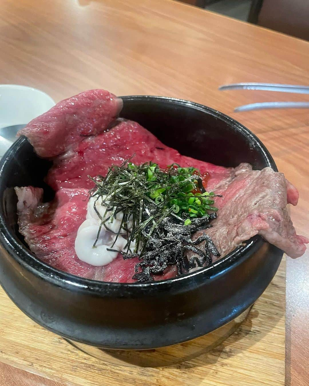 えりぞうさんのインスタグラム写真 - (えりぞうInstagram)「麻布十番商店街から４．５分 牛肉はすべて沖縄石垣牛を使った 焼肉屋さんにきました。  @sumibiyakiniku_takumi  石垣牛、初体験で楽しみにしてました、  沖縄県外にほぼ出回らないことから“幻の牛”と呼ばれる石垣牛。 一頭買いしているため、幻の牛をリーズナブルに頂けるんです。 体温で溶ける良質な脂で、胃もたれしないのが特徴。いやーもう年齢なんで、そんな牛めちゃくちゃありがたい。  和食の板前が加入し、和食と石垣牛のコラボによる極上のコースが頂けます。楽しみ。  お店は明るく清潔。 小型犬なら店内オッケー。 ということで、店内はわんこ連れの お客様で賑わっていました。  本日は 【年の瀬は黙って肉を喰らえ！「真冬の肉尽くしコース」全10品】石垣牛の5種盛り合わせや上ロース＆バラしゃぶしゃぶ、炙り白子の石垣牛包みなどが味わえる豪華プラン≪2.5時間飲み放題付≫10,000円コースにしました。  ◯前菜盛り合わせ、 　・キムチはゴーヤ・山芋、 　・サバ寿司 　・低温ローストの牛タン、ネギ塩だれ 　・ナムルはニンジン・ほうれん草・わかめ・もやし、 　・トマトキーマのせたブルスケッタ 　和洋韓＆沖縄の個性的な盛り合わせで楽しい、ゴーヤキムチは初体験、美味しい、  ◯彩野菜のチョップドサラダ、 国産の金ゴマ、これめちゃレアらしい、 それをつかったドレ、 野菜もすごい種類多い、 いろんな食感があって、ドレもめちゃ美味しい、このサラダはいいわー、  ◯牛肉のカルパッチョ、 テーブルで店員さんが炙りー、　 オイルがさっきの金ゴマの胡麻油、、 これがすごい、超サラサラで油感全くなし、 お肉も噛むとどんどん旨味が出てくる系、  ◯牛タン、 網に乗っける前からめちゃやらかそうな見た目、脂のってテカテカ、やっぱり超旨味系、 脂も軽い、  ◯炙り白子の石垣牛包み、 白子を牛で包む、、もちろん未体験、、 サーと炙って、ねぎオロポンで、、 濃厚な白子と牛の脂をポン酢がつないでいー感じ、このお肉だから合うような気もする、、  ◯石垣島の天然もずく、 お酢でなく和風ダシで、  ◯５種盛り、 ハラミ、シンシン、トウガラシ、イチボ、ザブトン、すばらしいラインナップ、 塩・ワサビ・自家製タレで、 やっぱお肉の質がだいぶ違う、 脂あっさりで旨味がめちゃ強い、 後味がなんともいい感じ、  ◯サーロインのしゃぶしゃぶ、　 ネギだく、出汁で食べるスタイル、　 脂が軽いから出汁とめちゃ合う、  ◯石焼ビビンバ、 お肉たっぷり、卵黄と一緒に、 店員さんが混ぜてくれる、 見た目ノーマルもめちゃ美味しい、 ごはんしっとり、やっぱお肉がほんといい旨味、  石垣牛の美味しさ堪能でファンになりました、、店員さんも親切でテキパキ。 飲み放題のお酒も美味しかった。 可愛いわんこもたくさんで癒された。  ごちそうさまでした、  炭火焼肉 たくみ @sumibiyakiniku_takumi  東京都港区麻布十番2-16-9 050-5570-8529 11:30～15:00 17:00～23:30  #pr  #炭火焼肉たくみ #焼肉たくみ #石垣牛 #麻布十番ランチ #麻布十番グルメ #麻布十番焼肉 #港区ランチ #港区焼肉  #犬オッケーのお店  #食べロ  #東京焼肉 #東京居酒屋  #東京グルメ #外苑前グルメ #表参道グルメ  #食べスタグラム #東京カレンダー #美st  #原宿グルメ #青山グルメ #神宮前グルメ  #銀座グルメ #広尾グルメ #赤坂グルメ  #六本木グルメ #代々木グルメ #グルメ」11月23日 20時40分 - erizo0012