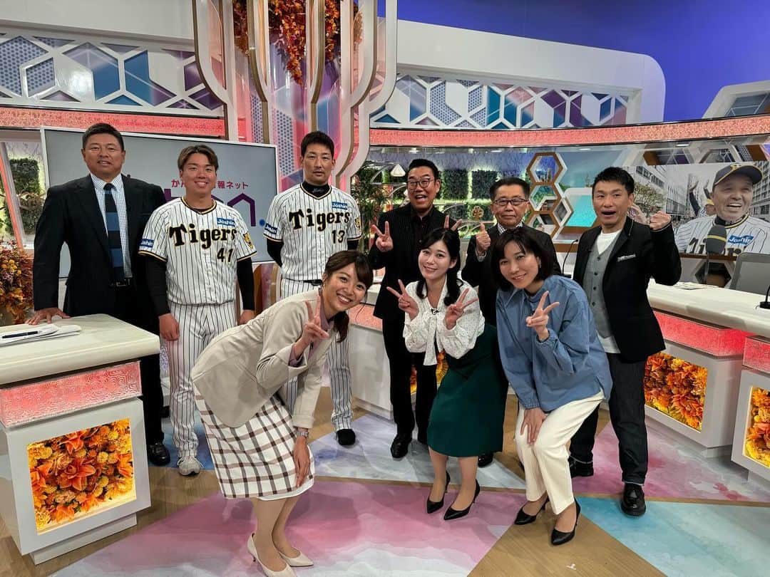 黒木千晶さんのインスタグラム写真 - (黒木千晶Instagram)「パレード終わりの #阪神タイガース #近本光司 選手 #木浪聖也  選手 #岩崎優 投手 #村上頌樹 投手 が #かんさい情報ネットten のスタジオに来てくださいました✨  今日は木曜メンバーに加えて薮さん増田さんも来てくださって、にぎやかなスタジオでした🐯  お忙しいところ、ありがとうございました！」11月23日 20時41分 - kuroki.ytv