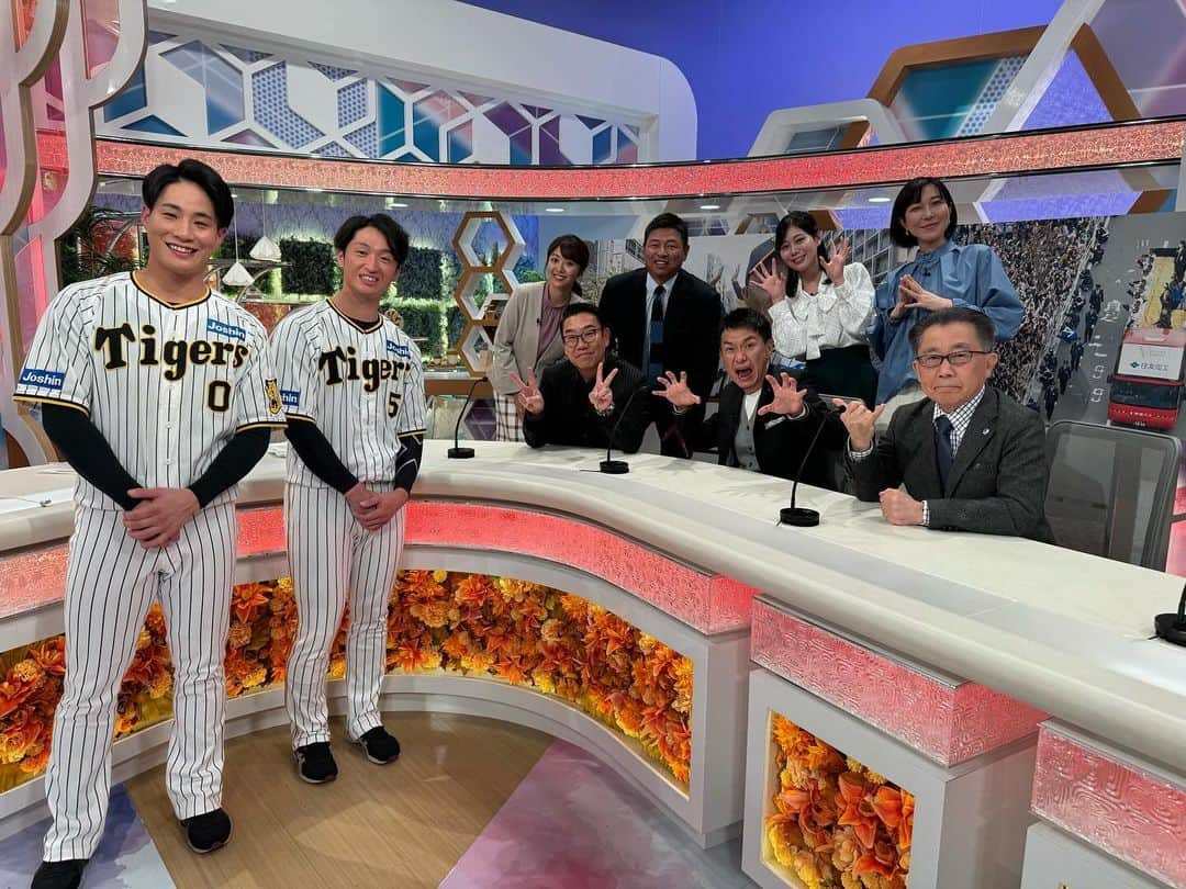 黒木千晶さんのインスタグラム写真 - (黒木千晶Instagram)「パレード終わりの #阪神タイガース #近本光司 選手 #木浪聖也  選手 #岩崎優 投手 #村上頌樹 投手 が #かんさい情報ネットten のスタジオに来てくださいました✨  今日は木曜メンバーに加えて薮さん増田さんも来てくださって、にぎやかなスタジオでした🐯  お忙しいところ、ありがとうございました！」11月23日 20時41分 - kuroki.ytv