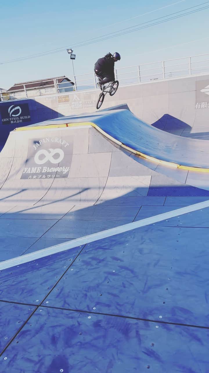 大池水杜のインスタグラム：「怪しい&スネペダル痛かった🤣 @visavis_jp #slopeshot #VANS #bern #タウン情報おかやま #ライト電業 #bmx #bmxgirl #bmxfreestyle #bmxwomen」