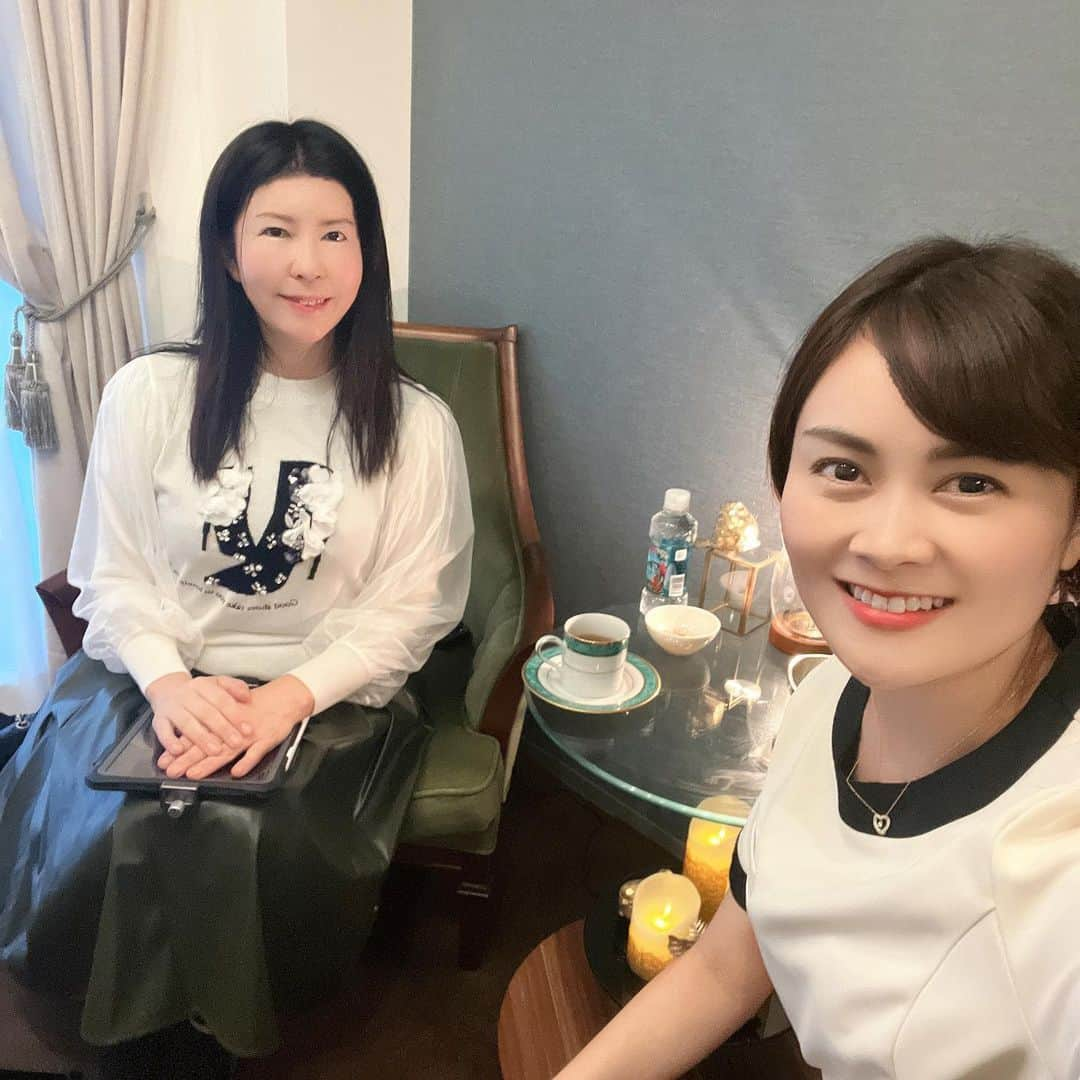 野本愛さんのインスタグラム写真 - (野本愛Instagram)「脳活エステRebirths salon COCO @himemodejp2 に @shin_kuroobisan さんが来てくれました😊✨  脳疲労診断、ヘッドマッサージ、アフターティーを 楽しんでいただきました🥰✨  すやすや眠っていたので 癒されたかなと思います🤭💕  現代人は１日に平安時代の１年分の 情報にさらされていて スマホ、パソコンやりすぎです💦  自律神経失調、ホルモンバランスの乱れ、 免疫力の低下、 ストレス、首肩のコリ、眼精疲労、 片頭痛、耳の不調、イライラ、不眠症、 睡眠障害、感情がコントロールできない、 相手を気遣う余裕がない これらは脳疲労から来ている場合があります。  それだけ脳のケアがとても大事です❣️  人生を頑張っている人をどんどん癒して 脳を整えて ますます活躍していただきたいです❣️  #脳活エステ #脳活 #脳疲労 #ヘッドマッサージ #ヘッドケア #銀座エステ #銀座ヘッドマッサージ #プライベートサロン #プライベートサロン東京 #自立神経を整える #不眠症 #眼精疲労 #首肩のコリ #ストレスケア #銀座美容 #ginza」11月23日 20時51分 - himemode