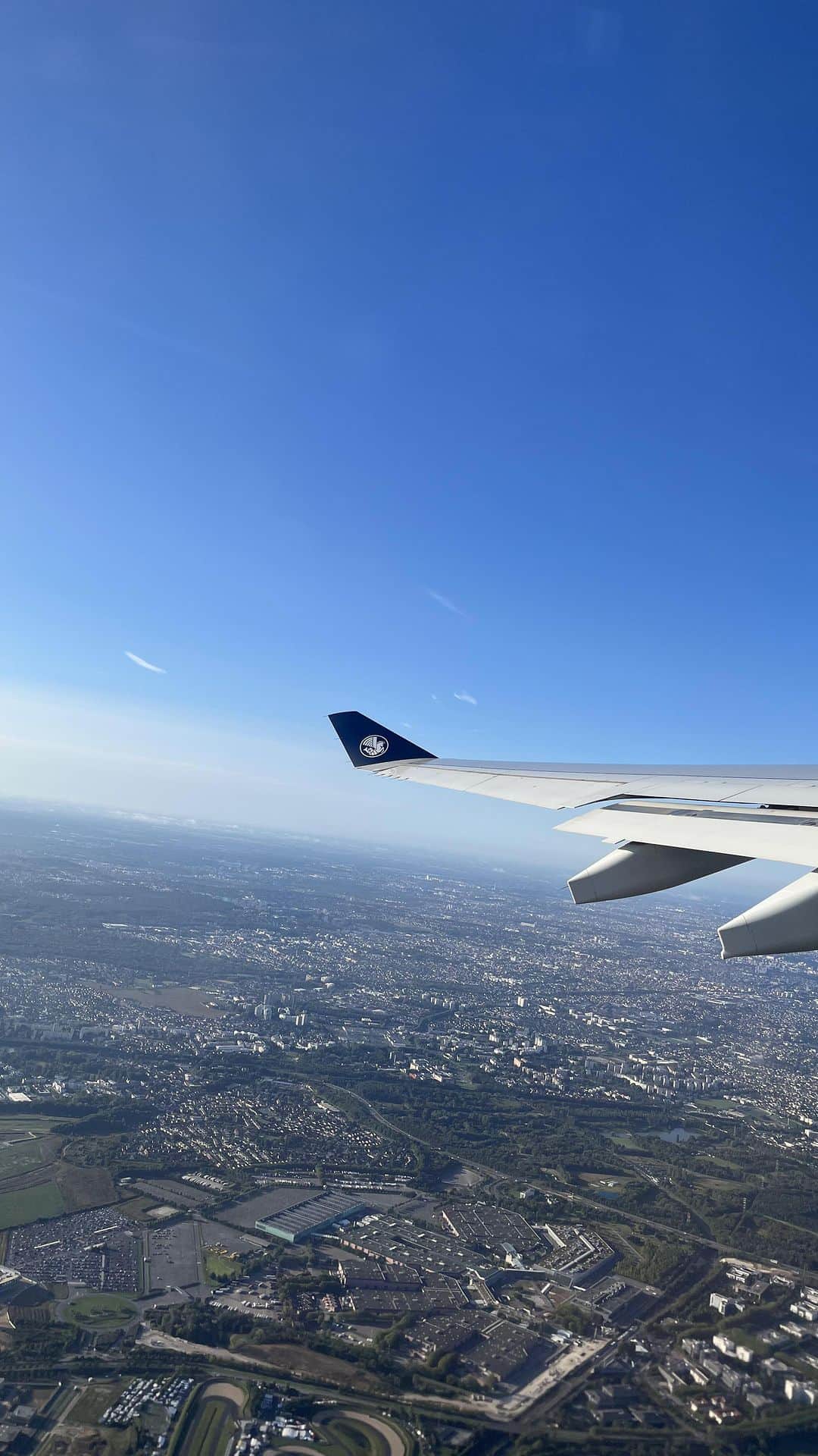 エールフランスのインスタグラム：「We know you will enjoy our double POV take-off as much as we do 🛫  #airfrance #airplane #avgeek #airbus #a330」