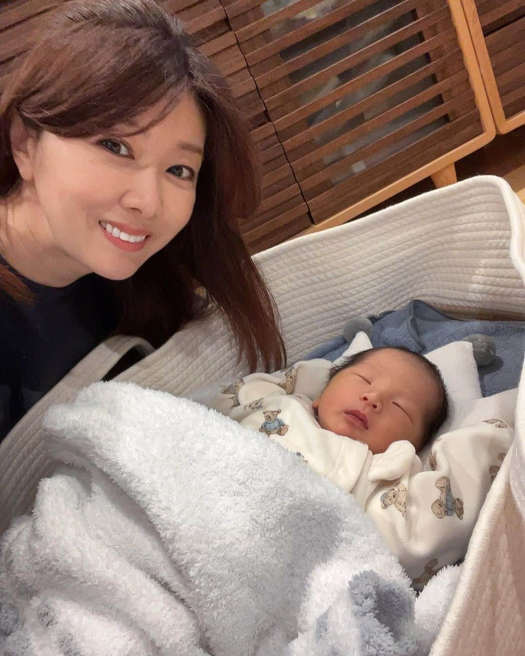 矢部美穂さんのインスタグラム写真 - (矢部美穂Instagram)「なんと、次女の美佳が第三子誕生しました✨ 男の子です👶 １３日に産まれてまだ１０日ちょいだけど、 本当に小さくって可愛すぎる🥰きれいなお顔です✨ 高齢出産だけど、美佳頑張りましたっ！！ また、会いにくるね♪♪♪  #赤ちゃん #第三子  #赤ちゃんと #おめでとう #可愛い #男の子 #40代 #矢部美穂」11月23日 20時43分 - miho.yabe.0607